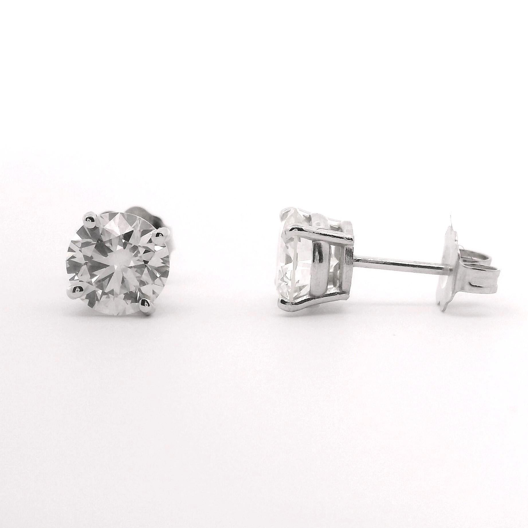 Nuovi orecchini con diamanti naturali da 2cttw in oro bianco 14k in vendita 1