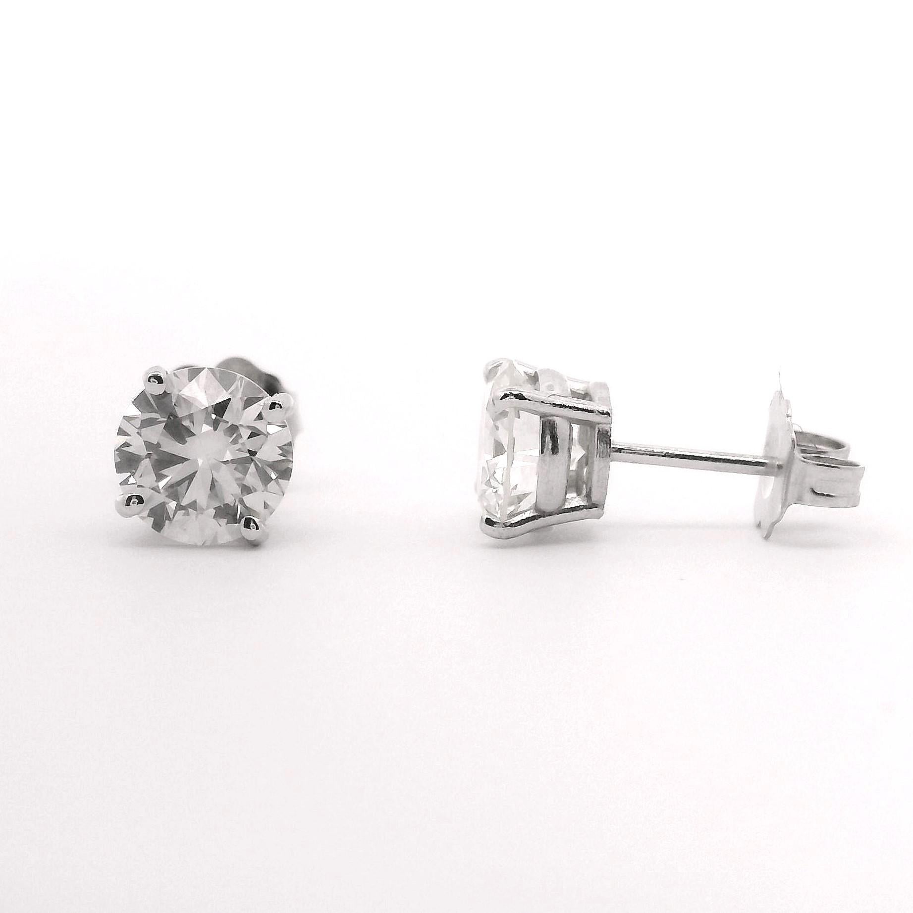 Nouveaux clous d'oreilles en or blanc 14k avec diamant naturel de 2cttw en vente 1