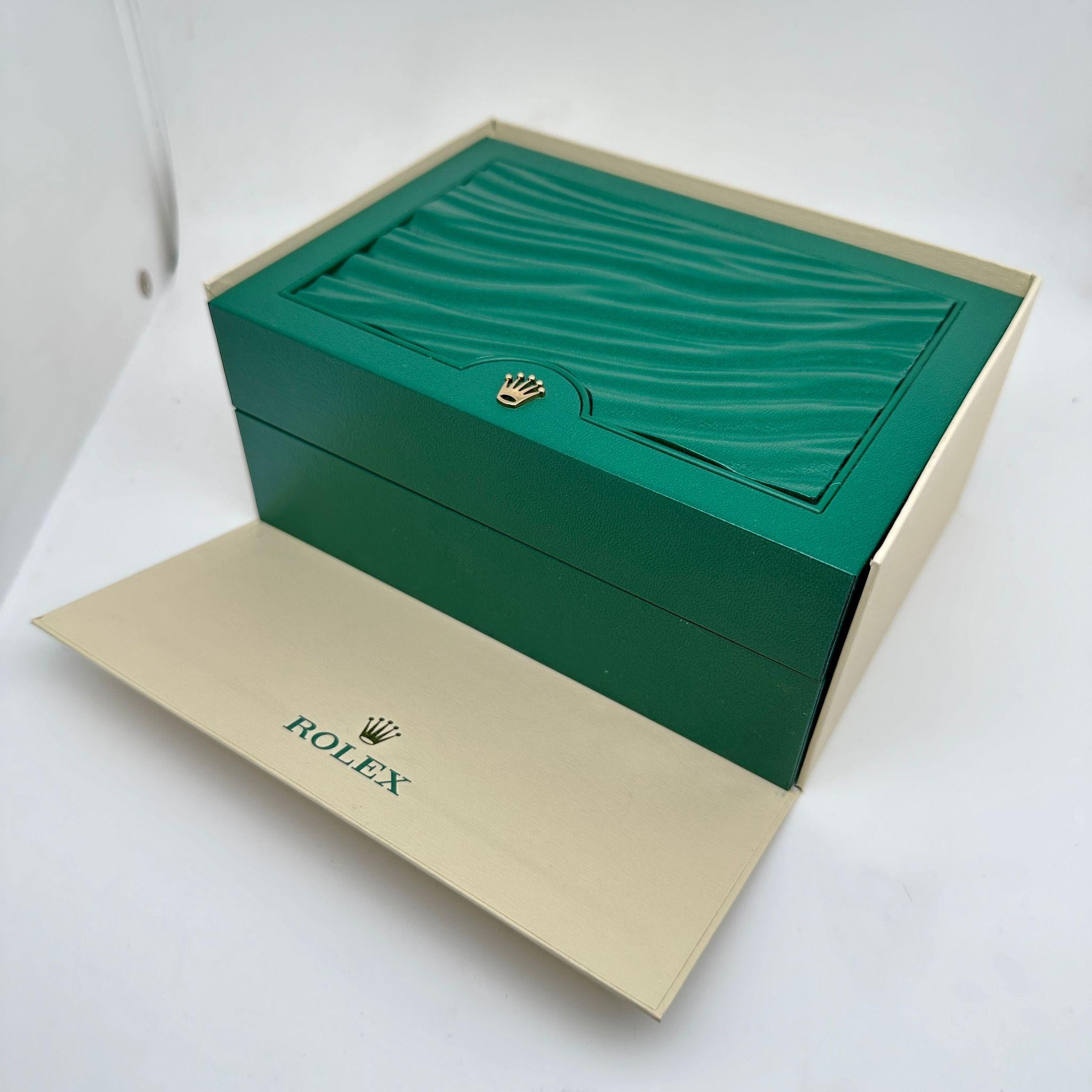 Brand New Authentic Rolex New Style Green Cream Box In New Condition For Sale In New York, NY