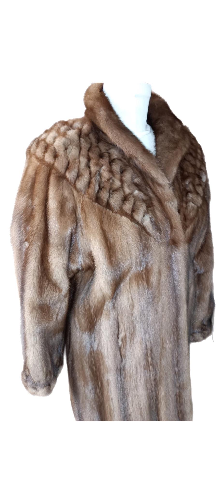 Brand new Balenciaga Demi Buff Mink Fur Coat (12-M) In New Condition For Sale In Montreal, Quebec