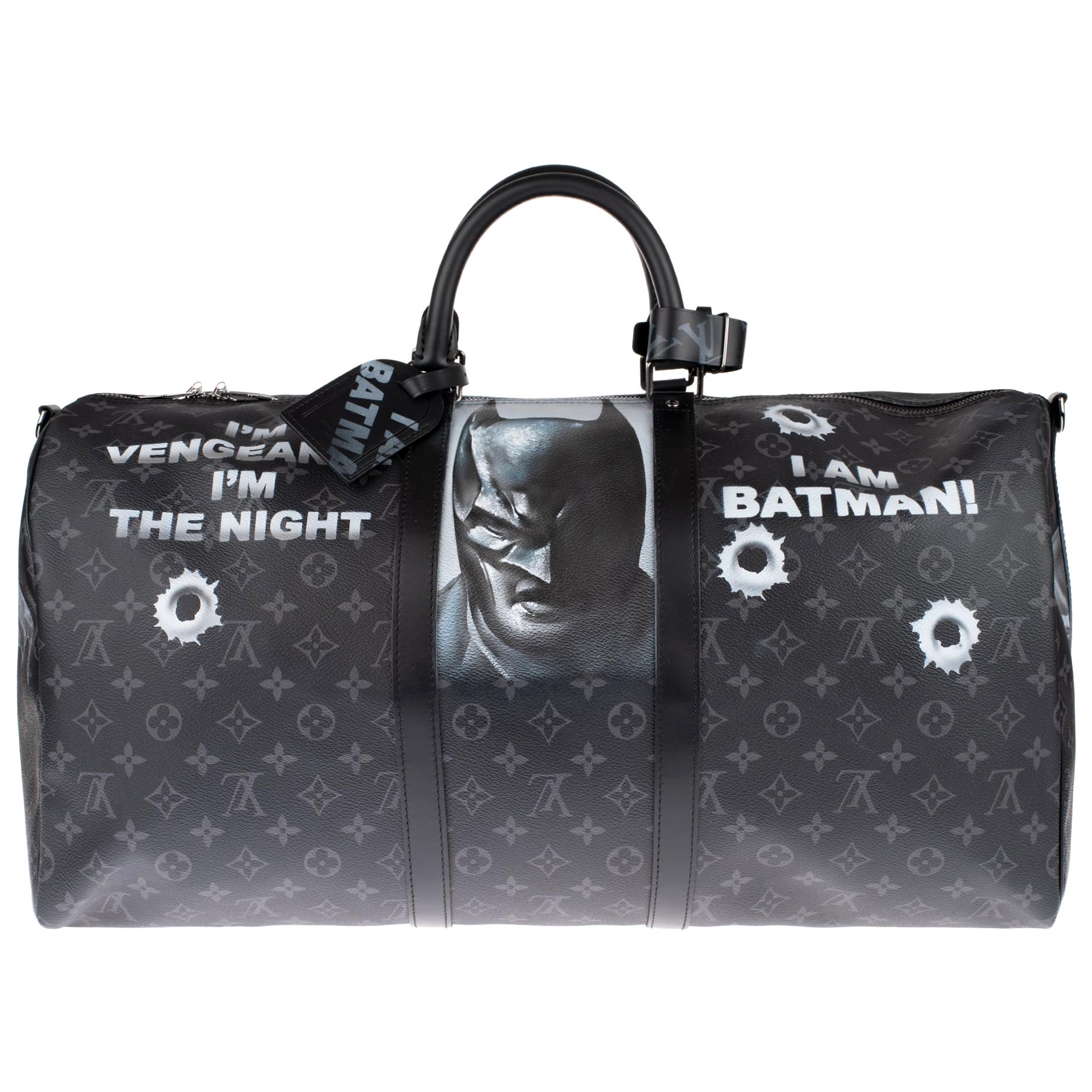 This ad is only for lovers of art and unique pieces, masterpieces because this is not only a bag but an incomparable unique piece.

The artist Patbo fascinated by the two central characters that are Batman and Joker and the black universe of Gotham