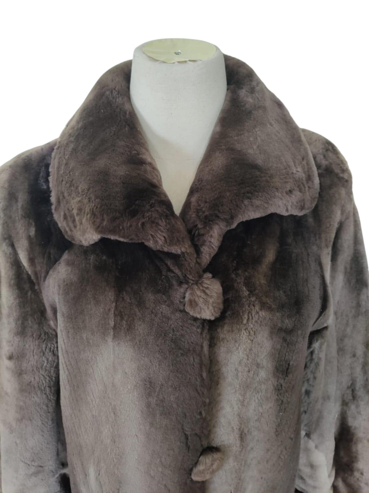 Brand New  Birger Christensen Sheared Beaver Fur Coat with Fur Trim (Size 14) In New Condition In Montreal, Quebec