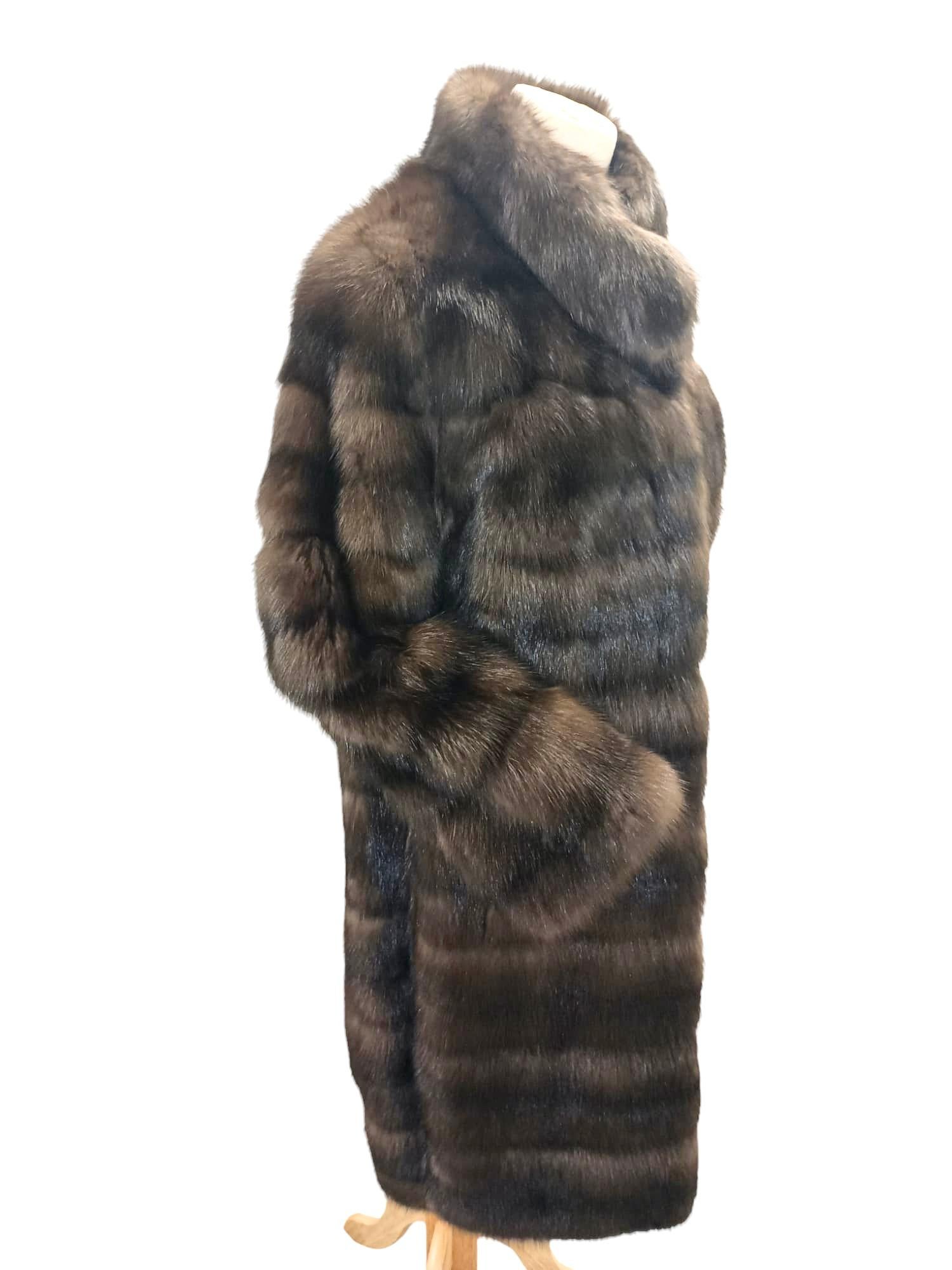 Manteau Bisang russe en fourrure de sable neuf, taille 85000$, étiquette Pour femmes en vente