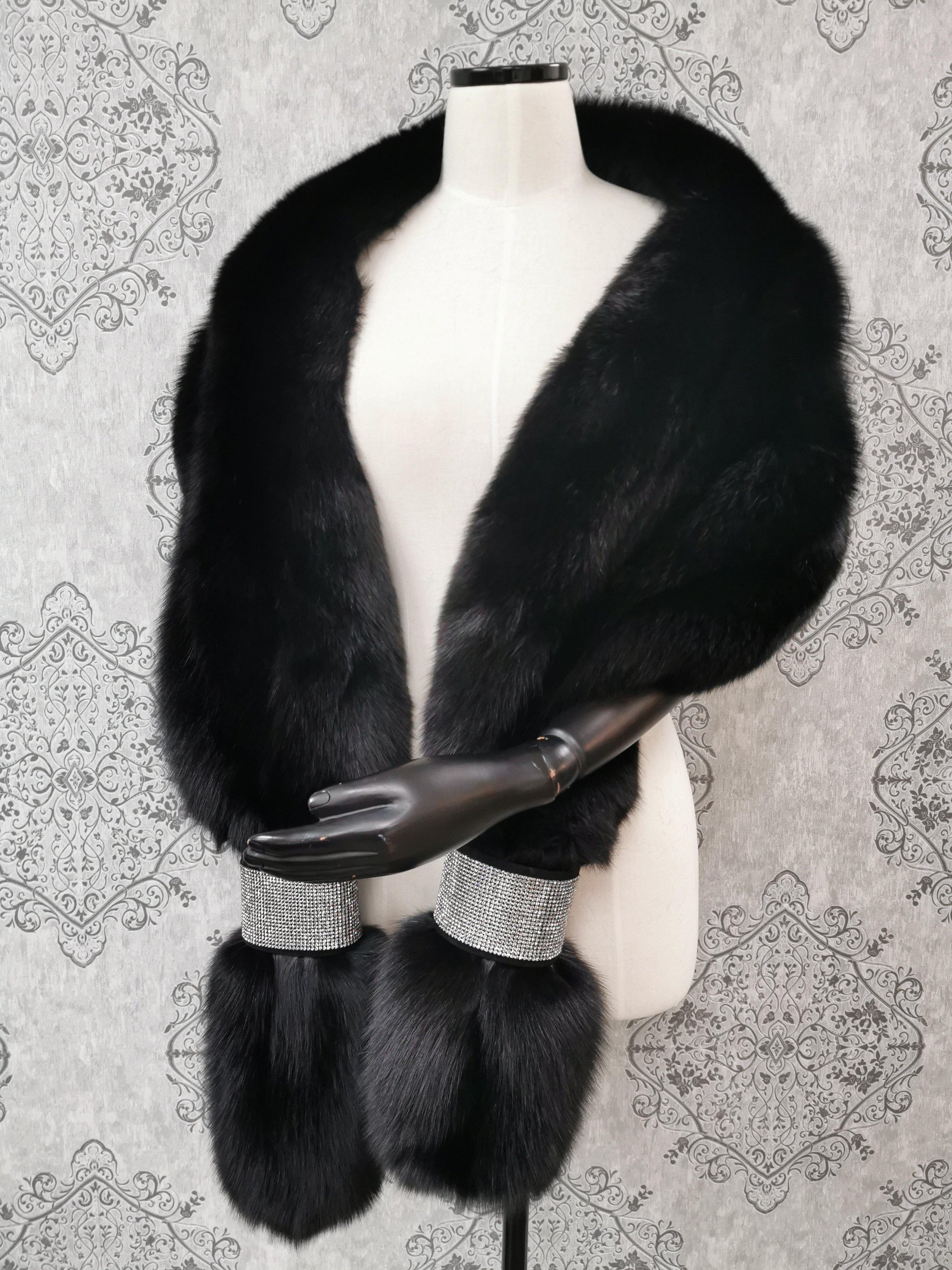 PRODUCT DESCRIPTION:

Brand New Holt Renfrew Fox Fur Cape Shrug Stole 

Condition: Like new

Closure: Hooks & Eyes

Color: Black

Material: Fox fur

Garment type: Stole

Lining: Silk Satin

Made in Canada

MEASUREMENTS
-Size: One size

-Length: