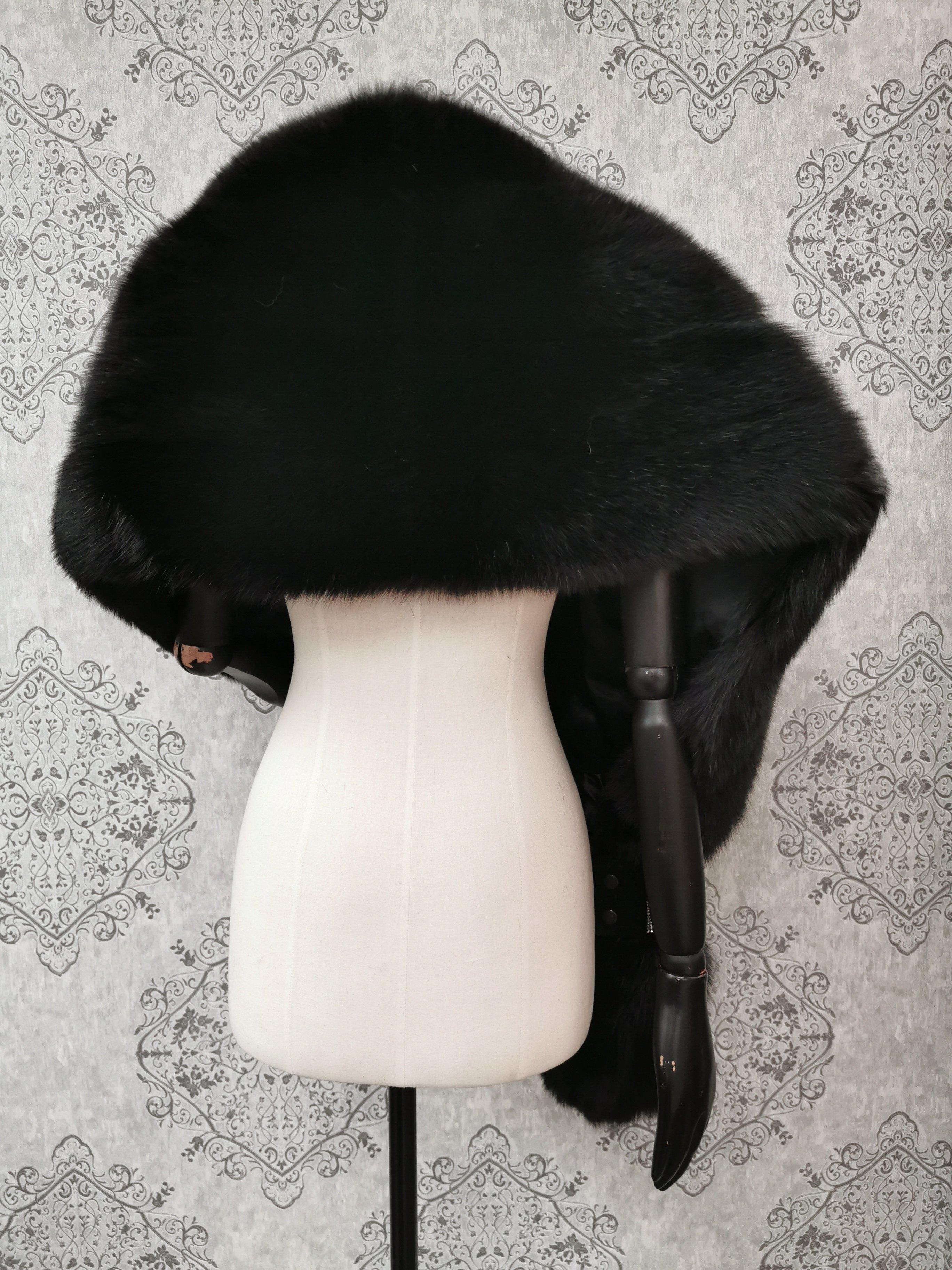 Brand New Holt Renfrew Fox Fur Cape Shrug Stole  In New Condition For Sale In Montreal, Quebec