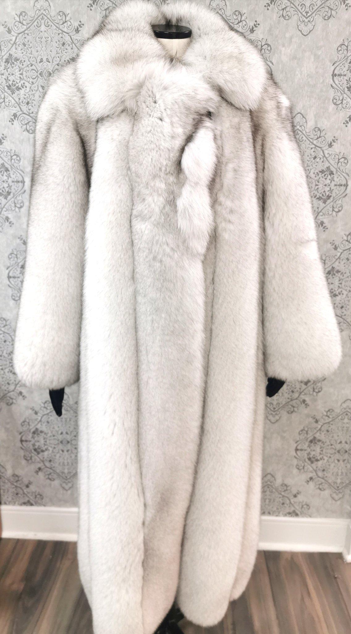 Brand new blue fox fur coat size 16 For Sale 1
