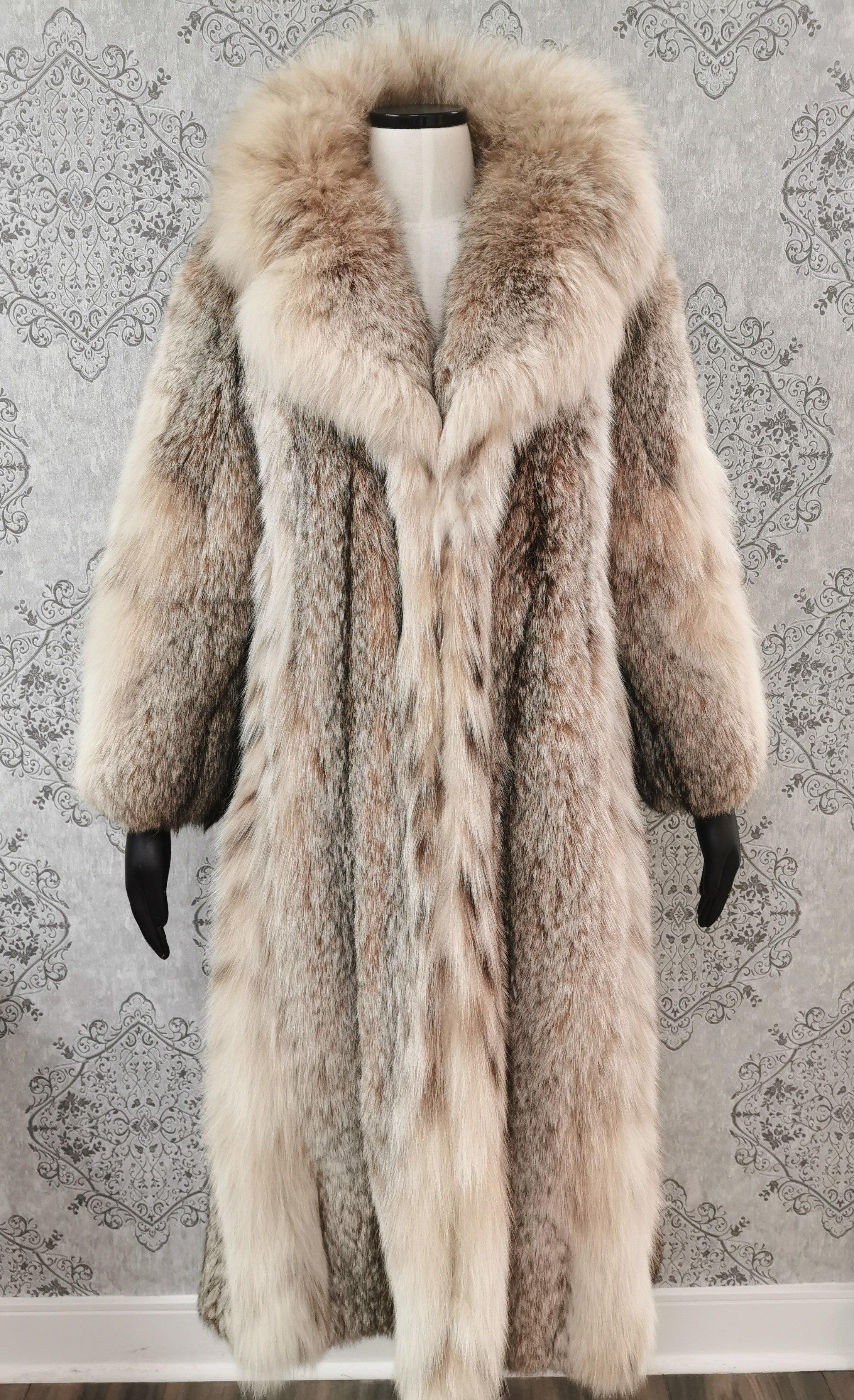 Manteau de fourrure de lynx canadien (Taille 12 Medium) neuf et en bon état.

Elegant col portrait, manches droites, deux poches dans les coutures latérales et doublure en satin blanc.

Fabriqué aux États-Unis

Mesures
-Longueur 48
-Dos en travers