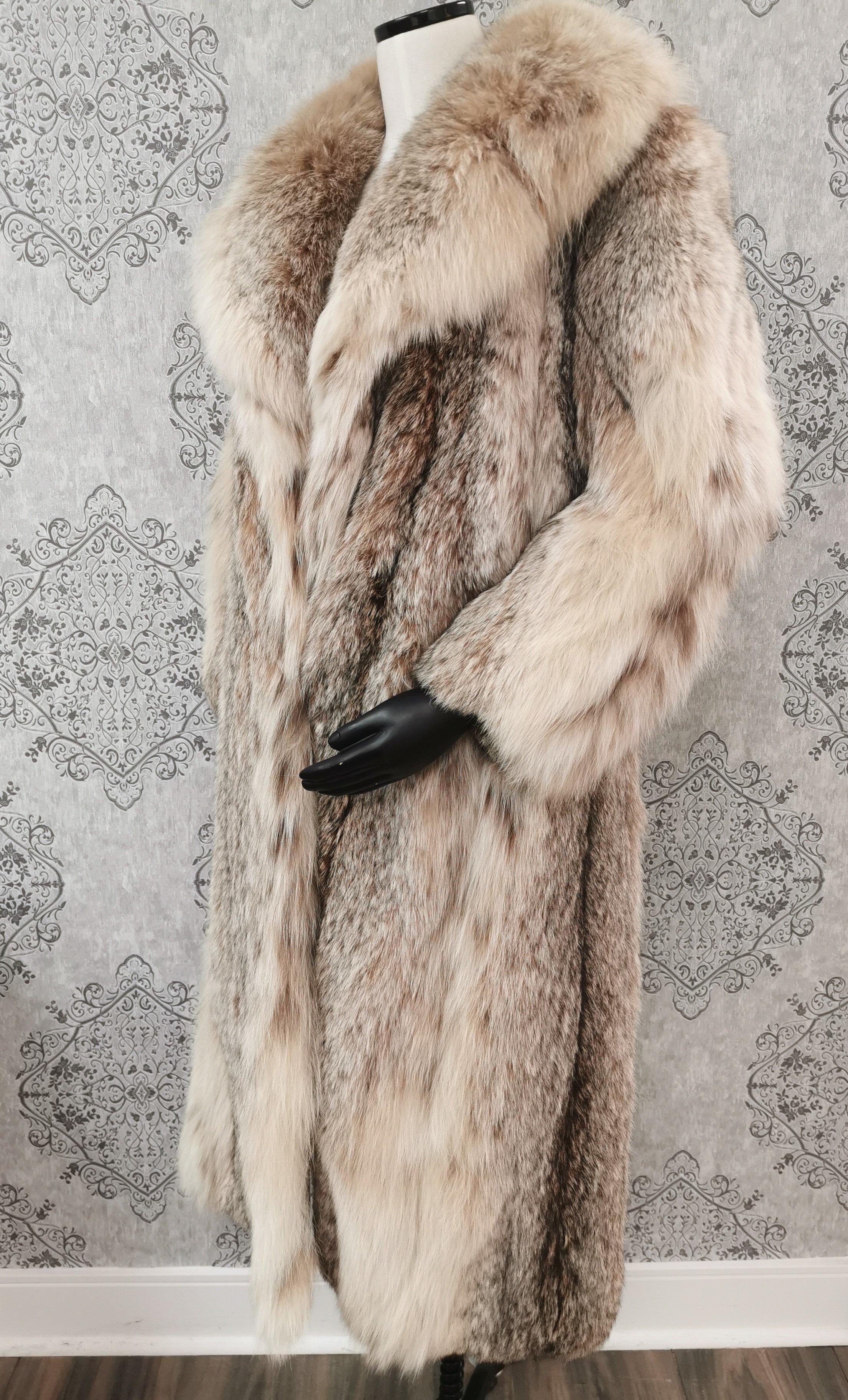 Brand new Canadian Lynx Fur Coat (Size 12 - M) In New Condition For Sale In Montreal, Quebec