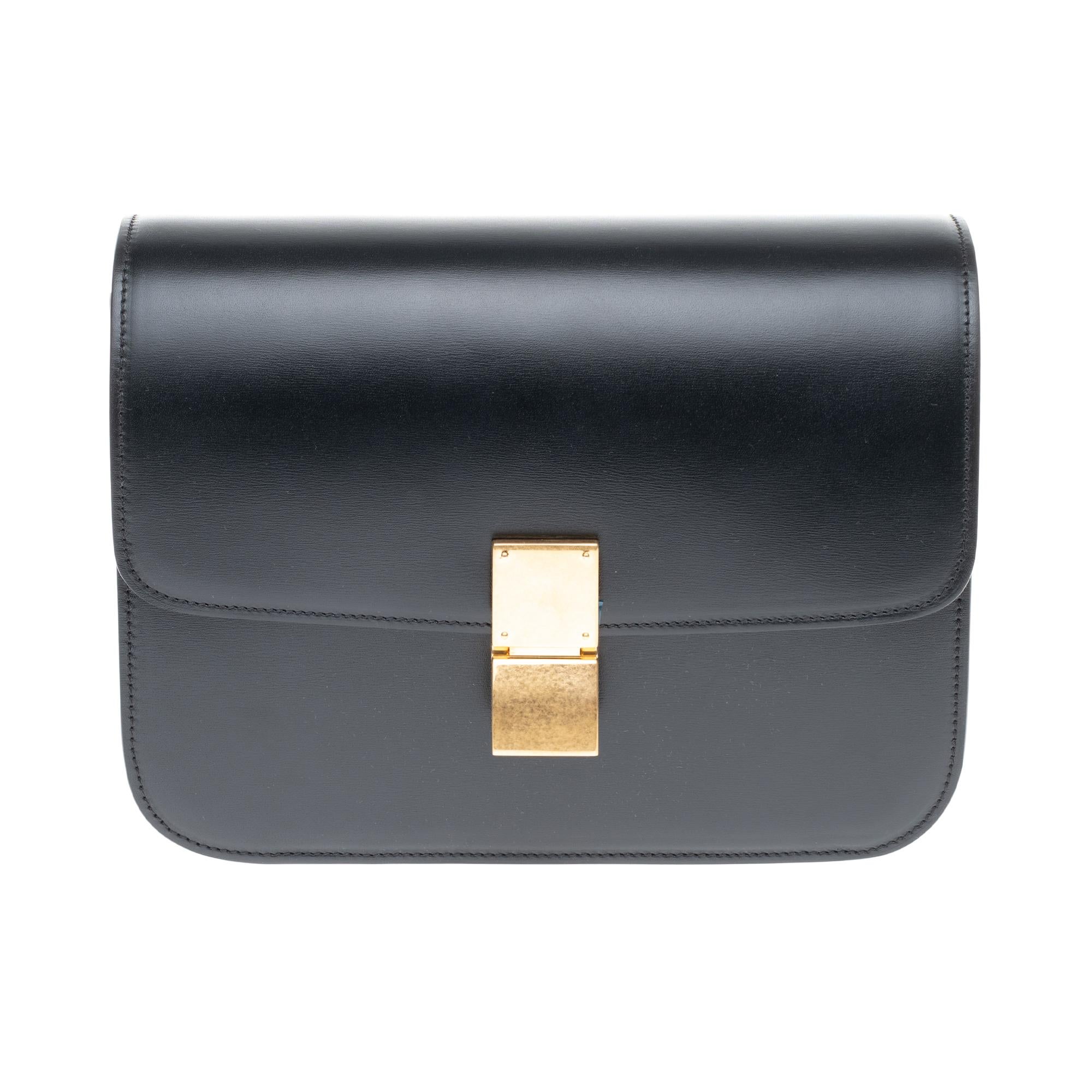 Chic Celine Classic Box shoulder bag in black calfskin leather , gold metal trim, a handle transformable in black leather allowing a hand carry, shoulder or shoulder strap.
* 45 cm adjustable and removable leather shoulder strap
* Brass closure
*