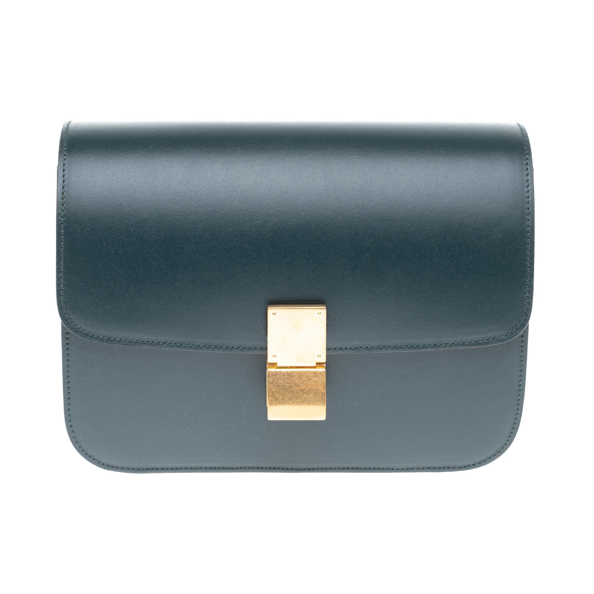 Chic Celine Classic Box shoulder bag in green calfskin leather , gold metal trim, a handle transformable in green leather allowing a hand carry, shoulder or shoulder strap.
* 45 cm adjustable and removable leather shoulder strap
* Brass closure
*