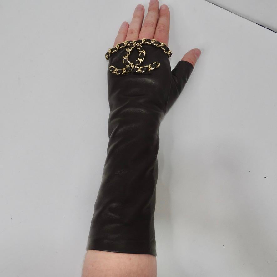 Brand New Chanel FW2020 Interlocking C Logo Leather Fingerless Gloves en vente 6