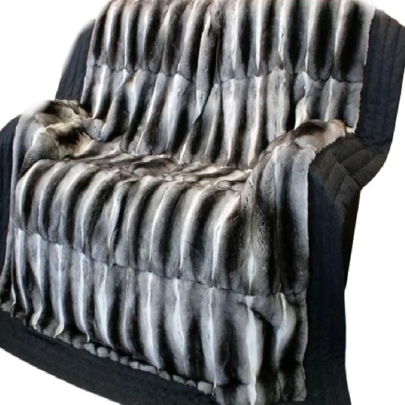 Brand New Chinchilla fur blanket with black mink fur border and a cashmere lining

Size: Queen 90