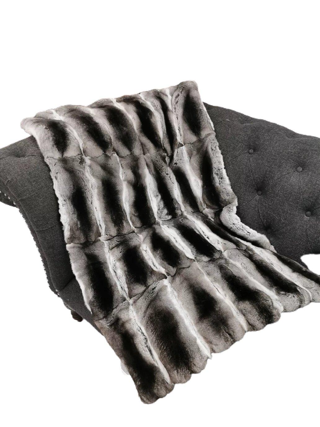 Brand New Natural Chinchilla Fur blanket with a black wool and cashmere 
With wool and cashmere lining 

Size 40