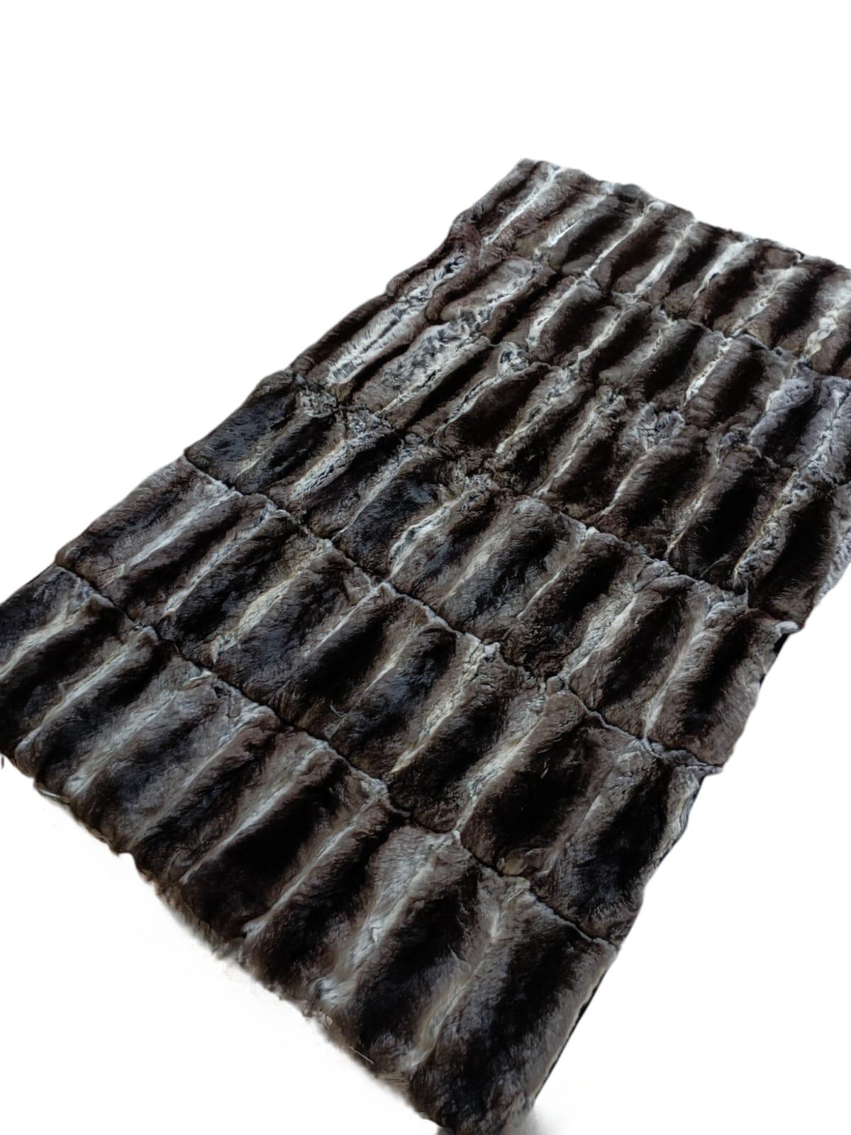 Nuovissima coperta in pelliccia di cincillà naturale con fodera in lana e cachemire 

Dimensioni 40 
