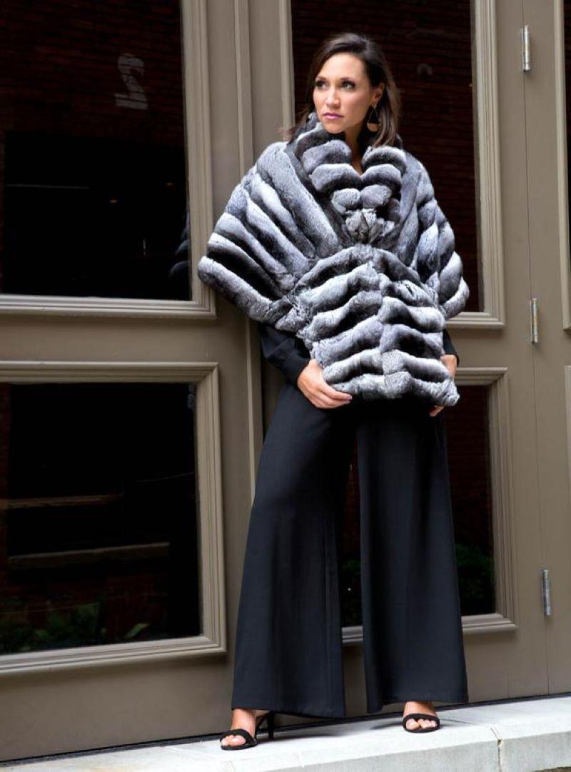 
 PRODUCT DESCRIPTION:

Brand new luxurious Chinchilla fur coat 

Condition: Brand New

Closure: Buttons

Color: Chinchilla

Material: Chinchilla

Garment type: Coat

Sleeves: Straight

Pockets: No pockets

Collar: Portrait

Lining: Shirred Silk