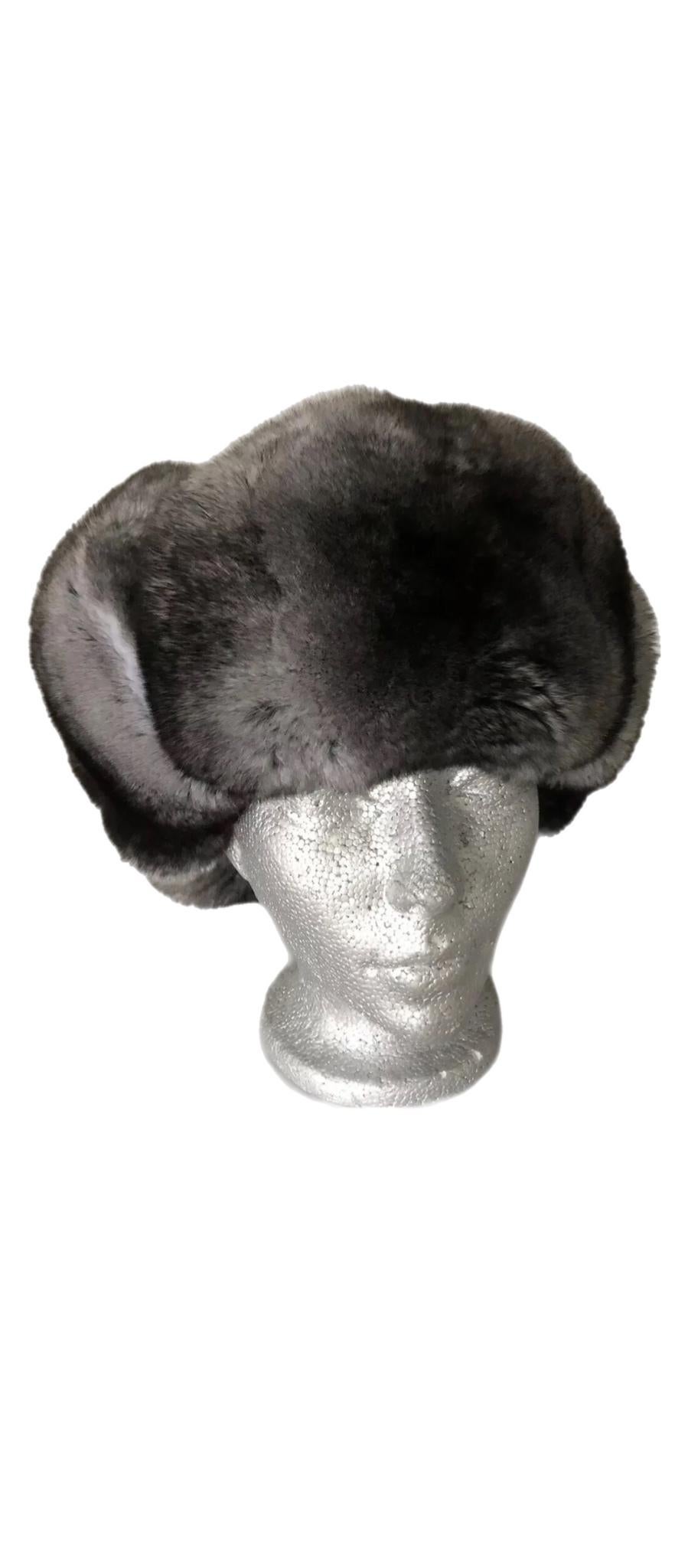 Brand New Chinchilla Fur hat (Size - M)

Made in Canada 

Note: This hat was made with the best quality European chinchilla pelts which are extremely lightweight. They have the highest hair density, a remarkable hair volume and  natural shades of