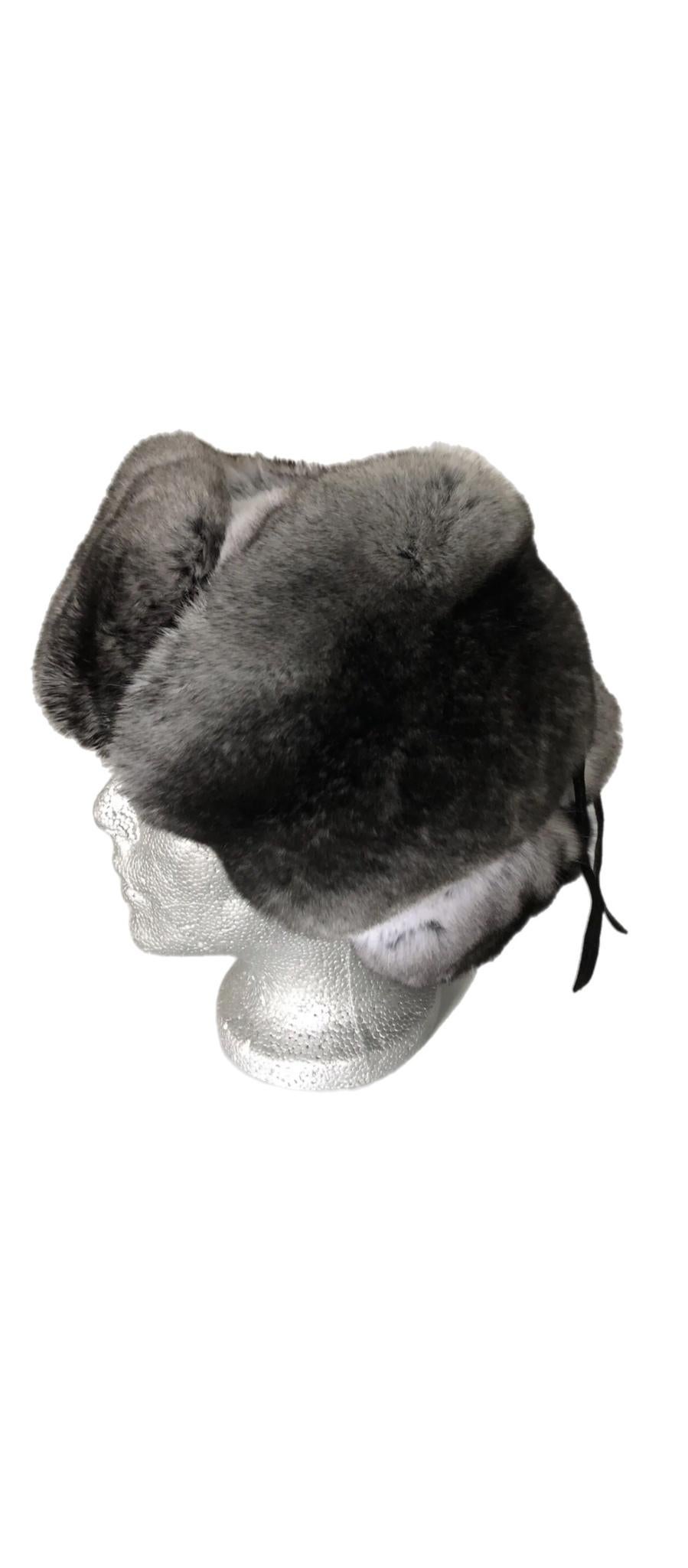 Chapeau neuf en fourrure de chinchilla, taille M Neuf - En vente à Montreal, Quebec