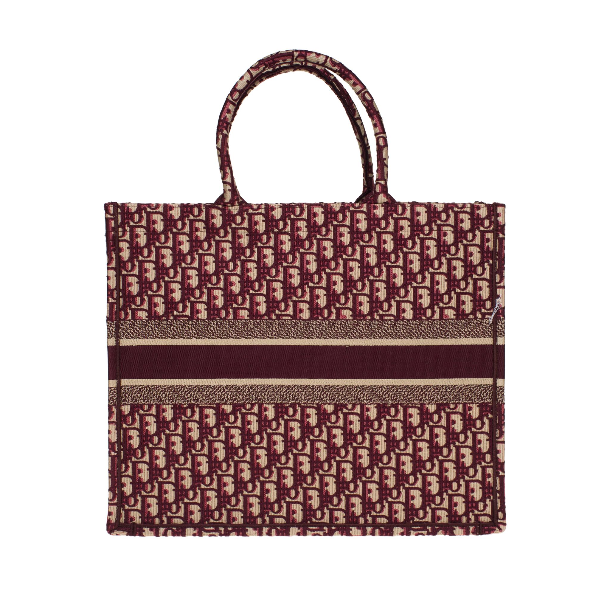 The Iconic Dior Book Tote GM bag in burgundy monogram canvas, double handle in burgundy monogram canvas allowing a hand stand.

Interior in burgundy monogram canvas.
Sold with dustbag, authenticity card.
Signature: 