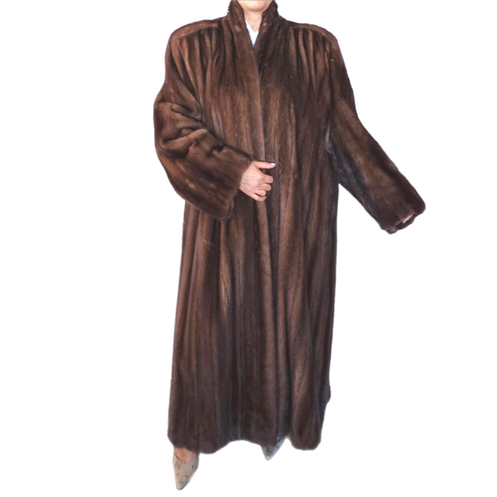 DESCRIZIONE DEL PRODOTTO:

Christian Dior Demi Buff Mink Fur Swing Coat (Taglia 20 XL)

Condizione: Nuovo

Chiusura: ganci e occhielli

Colore: Demi Buff

Materiale: Visone di alta qualità 

Tipo di capo: cappotto lungo

Maniche: larghe e