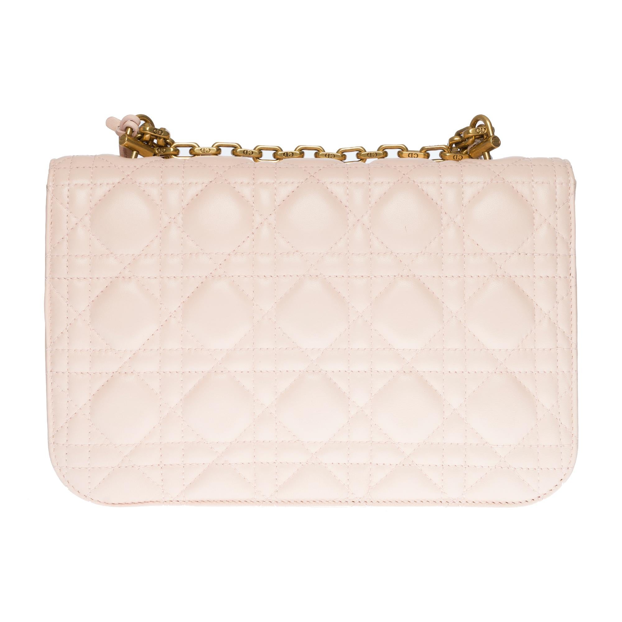 Elegant Dior Dioraddict shoulder bag in powder pink cannage leather, gold metal hardware, a chain handle transformable into gold metal allowing a hand or shoulder or shoulder strap.

Closure by flap.
Lining in pink suede, one zip pocket, one patch