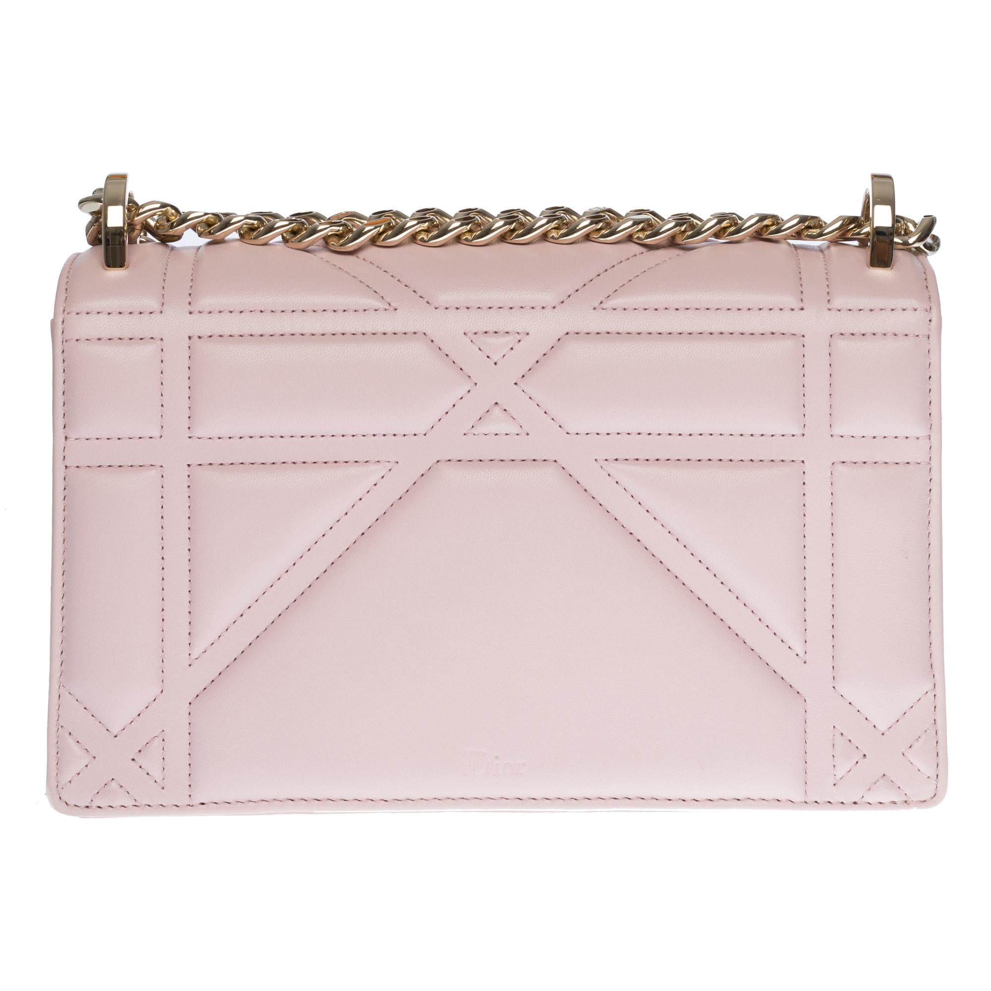 Elegant shoulder bag Christian Dior Diorama in pink lavender lambskin leather, silver metal hardware, a chain handle transformable into silver metal allowing a hand or shoulder or shoulder strap.

Closure by flap and snap button.
Lining in pink