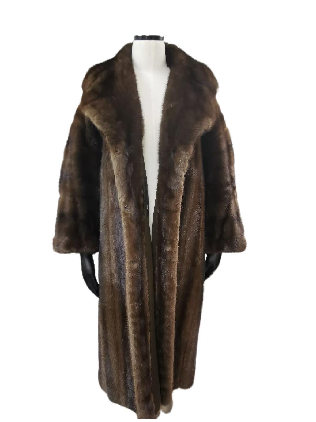 DESCRIPTION : Christian dior mink fur coat size 18

Notch collar, supple skins, short collar, beautiful fresh fur, european german clasps for closure, too slit pockets, nice big full pelts skins in excellent condition.
BRAND: Christian Dior

MADE IN