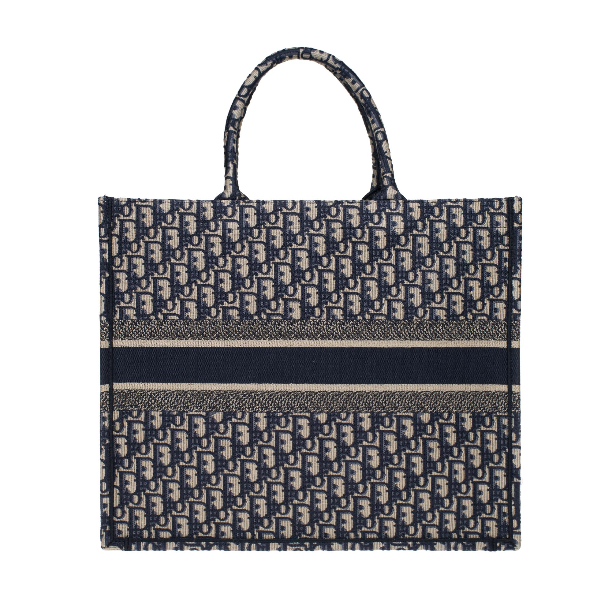 The Iconic Dior Book Tote GM bag in blue monogram canvas, double handle in blue monogram canvas allowing a hand stand.

Interior in blue monogram canvas.
Sold with dustbag, authenticity card.
Signature: 