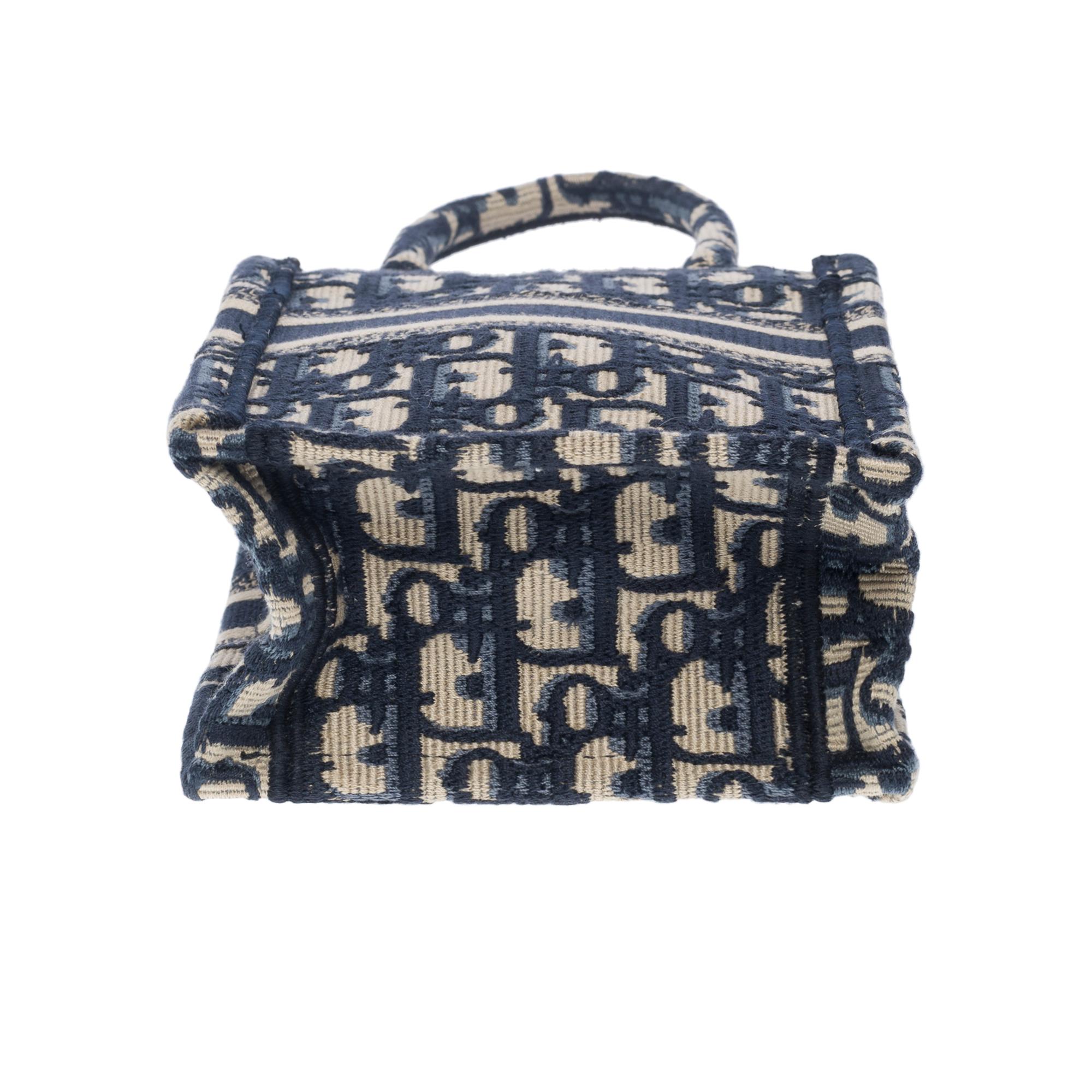 Brandneue Christian Dior Vertical Book Tote Bag in Marineblau mit Monogramm aus Segeltuch im Angebot 7