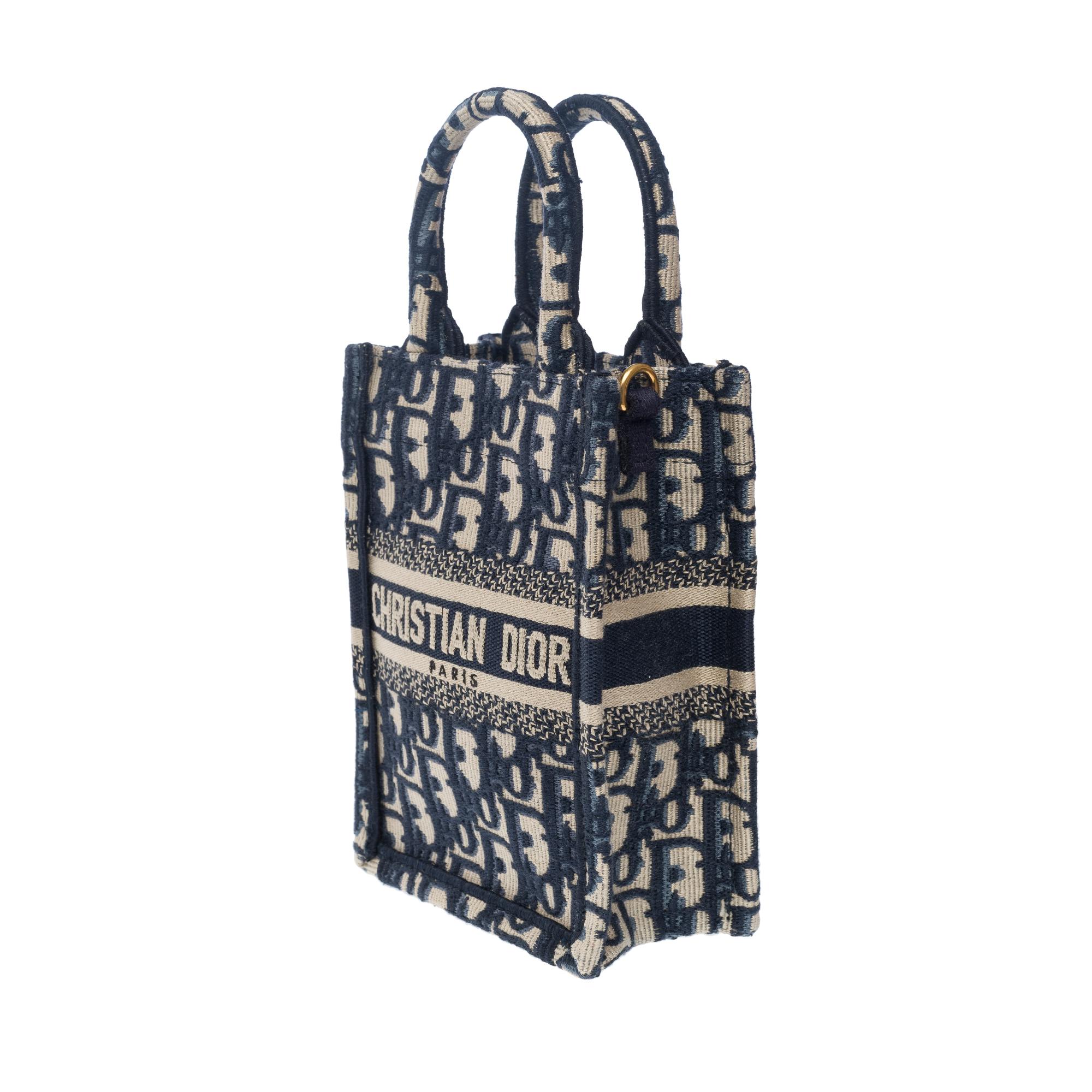 Brandneue Christian Dior Vertical Book Tote Bag in Marineblau mit Monogramm aus Segeltuch im Angebot 1