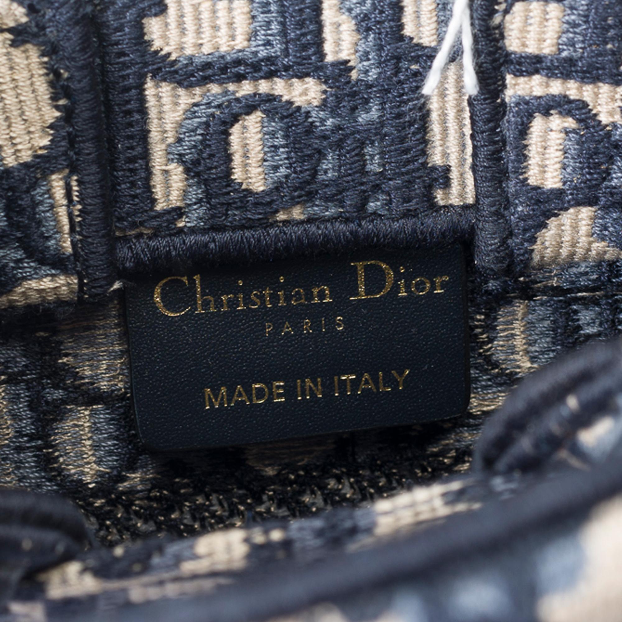Brandneue Christian Dior Vertical Book Tote Bag in Marineblau mit Monogramm aus Segeltuch im Angebot 3
