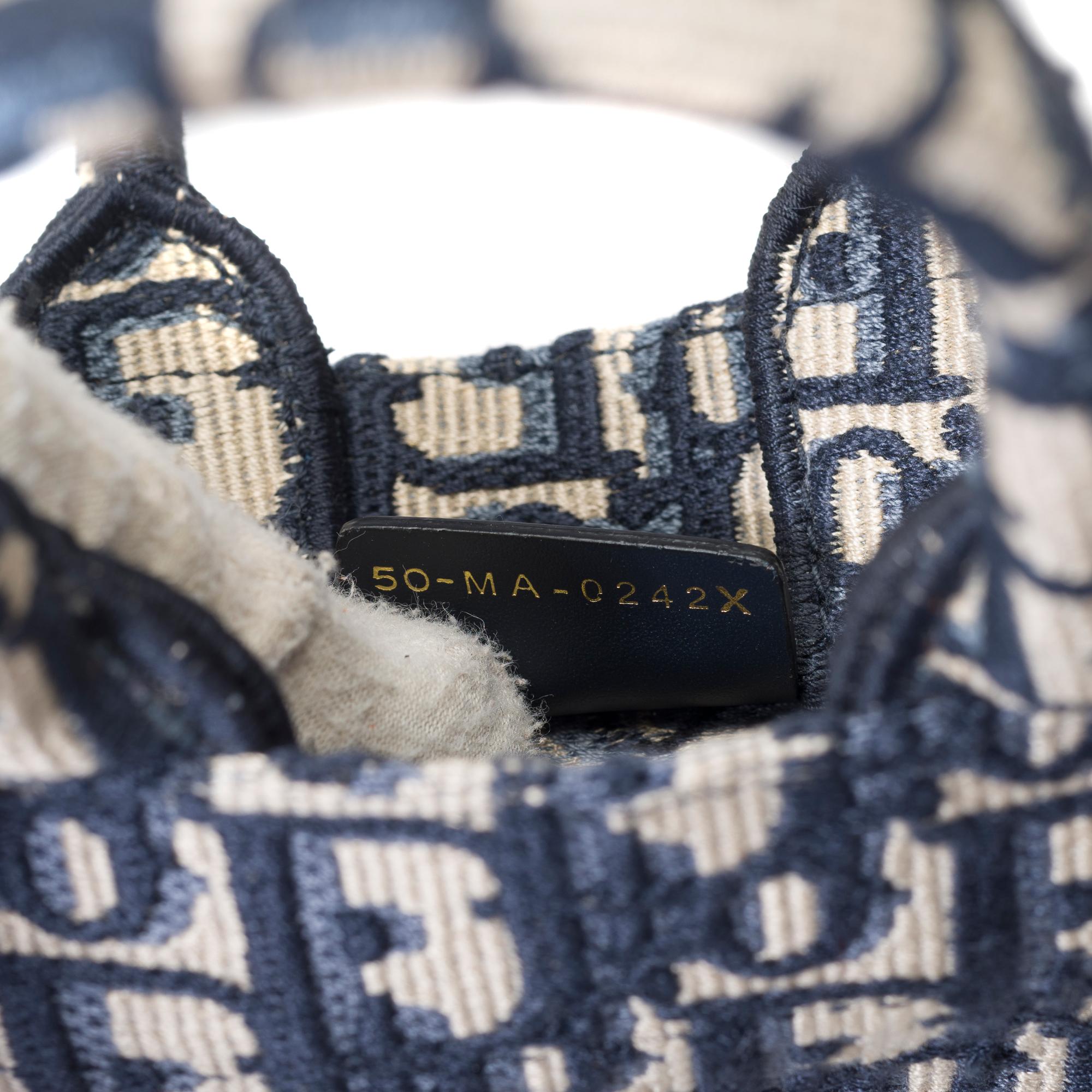 Brandneue Christian Dior Vertical Book Tote Bag in Marineblau mit Monogramm aus Segeltuch im Angebot 4