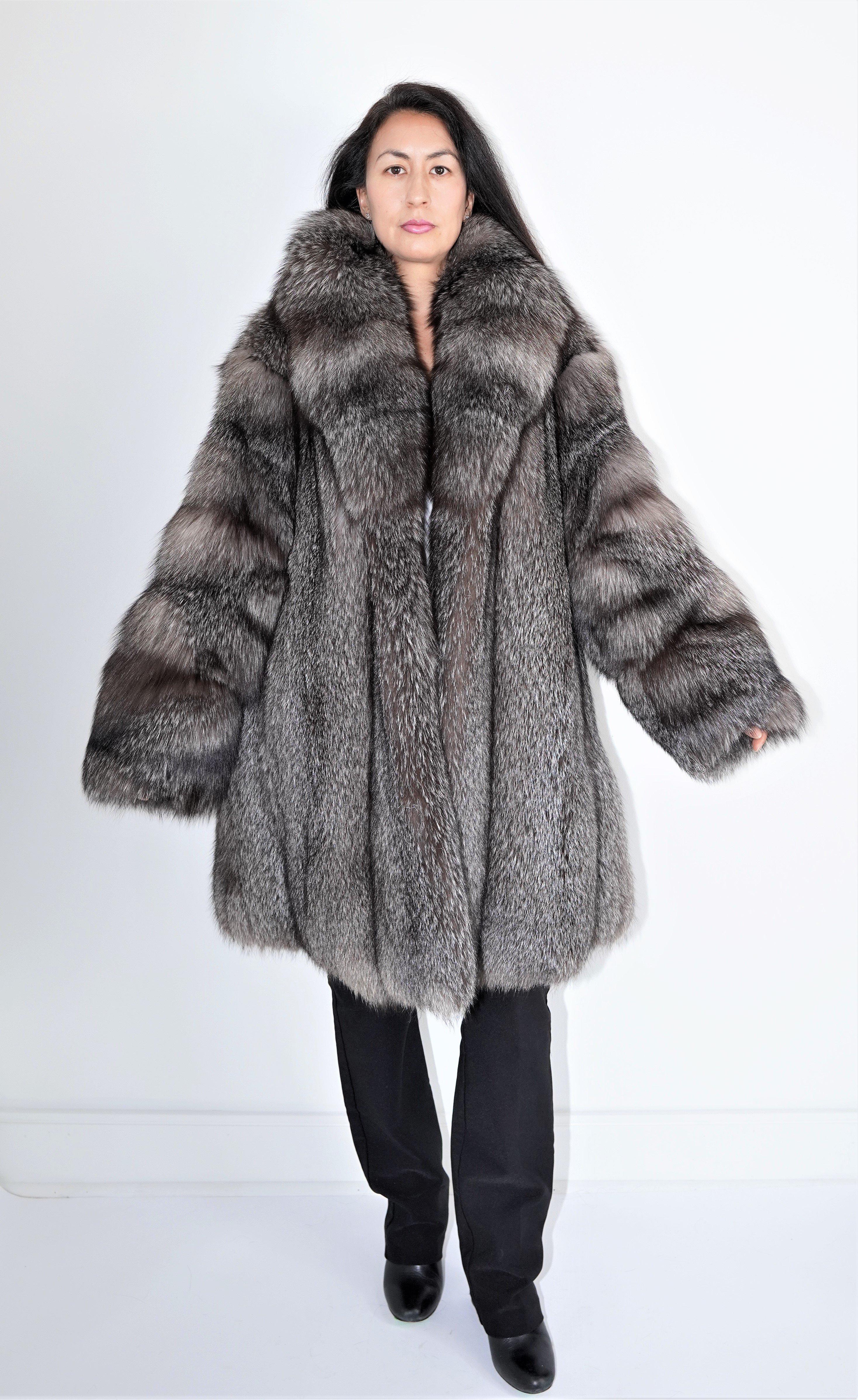 Brand new Chrystal Fox Fur Coat (Size 16-XL) In New Condition For Sale In Montreal, Quebec