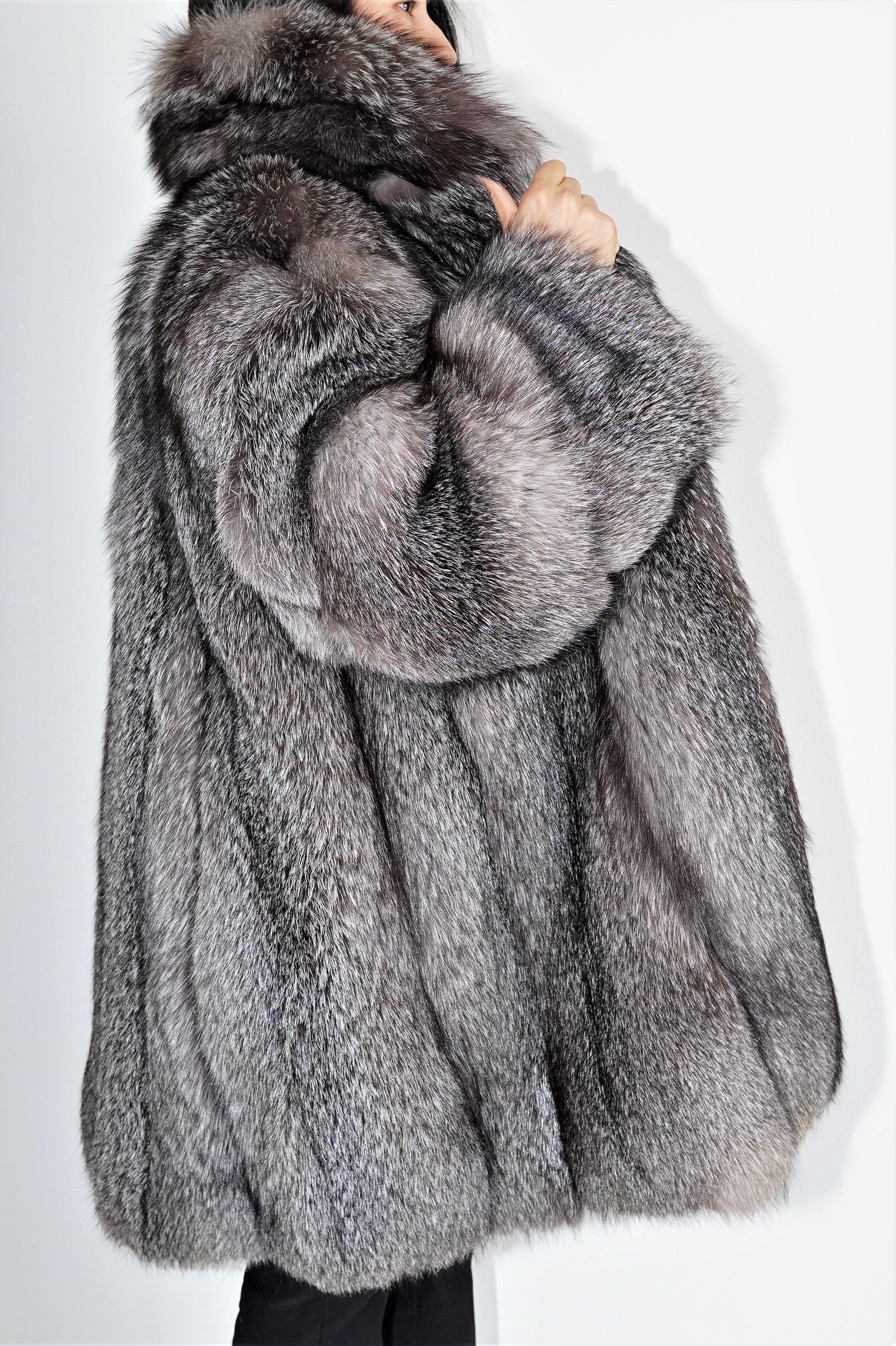 Women's Brand new Chrystal Fox Fur Coat (Size 16-XL) For Sale
