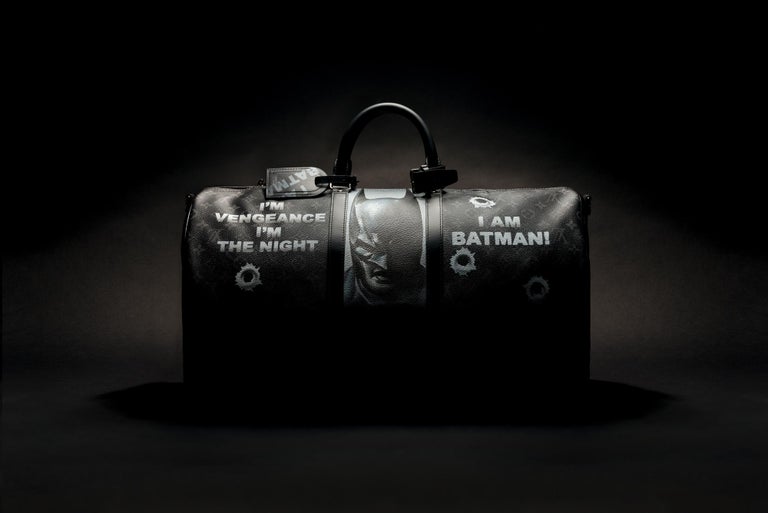This ad is only for lovers of art and unique pieces, masterpieces because this is not only a bag but an incomparable unique piece.

The artist Patbo fascinated by the two central characters that are Batman and Joker and the black universe of Gotham