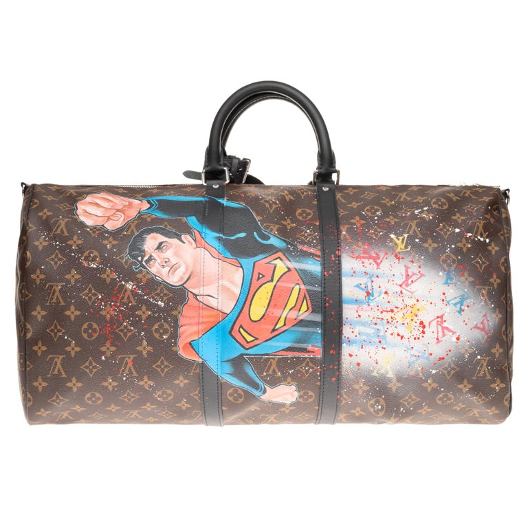 This ad is only for lovers of art and unique pieces, masterpieces because this is not only a bag but a unique piece.

This time our Street Art artist Patbo has realized a sublime work with the Superhero we all know: Superman!
Superman is an American