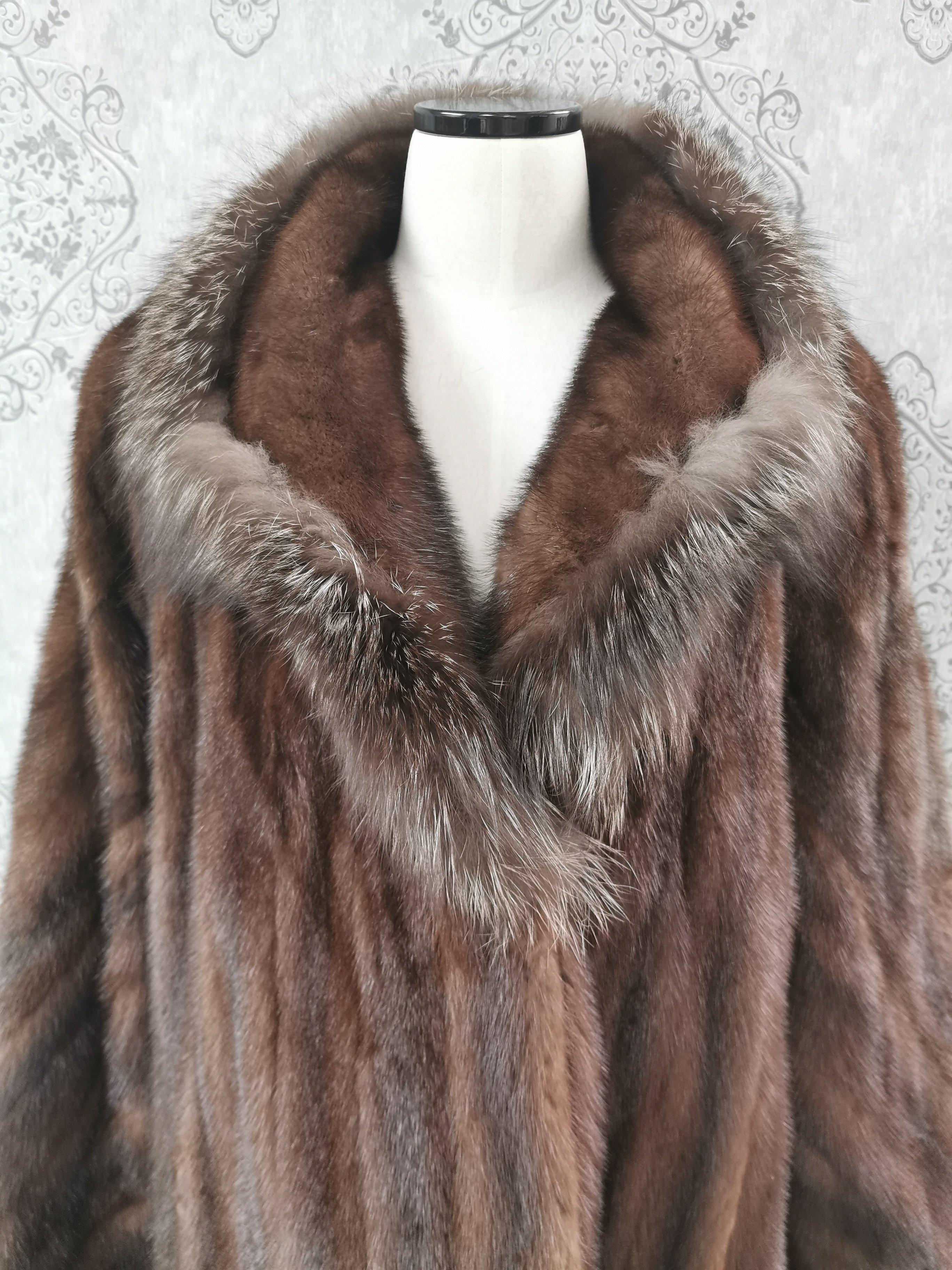 Brand New Demi Buff Mink Fur Swing Coat With Silver Fox Fur Trim (Size 14-L) In New Condition For Sale In Montreal, Quebec