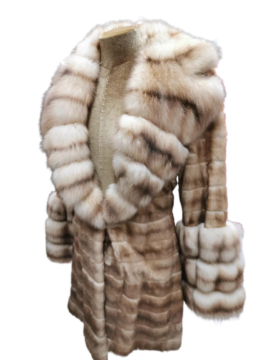 Brand New with tags luxurious unique Dennis Basso Ermine sable fur coat with portrait collar  cuffed sleeves

Made in USA

MEASUREMENTS :

SIZE: 6-8

LENGTH: 41