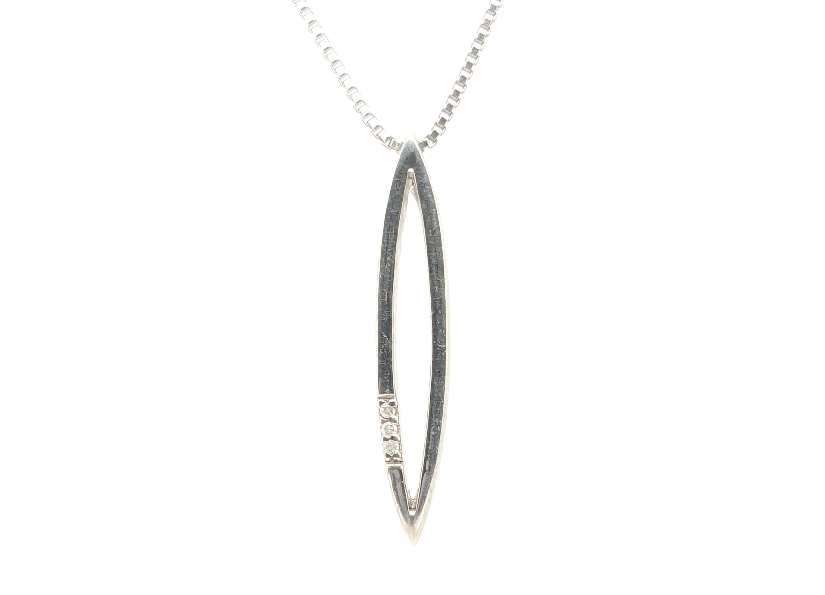 Nuovo Designer Hot Diamonds Brand Sterling Silver Pendant Necklace (Collana in argento) 


Una nuovissima collana con ciondolo del marchio Hot Diamonds

Ciondolo geometrico classico e semplice

Ha 3 autentici diamanti rotondi taglio brillante
