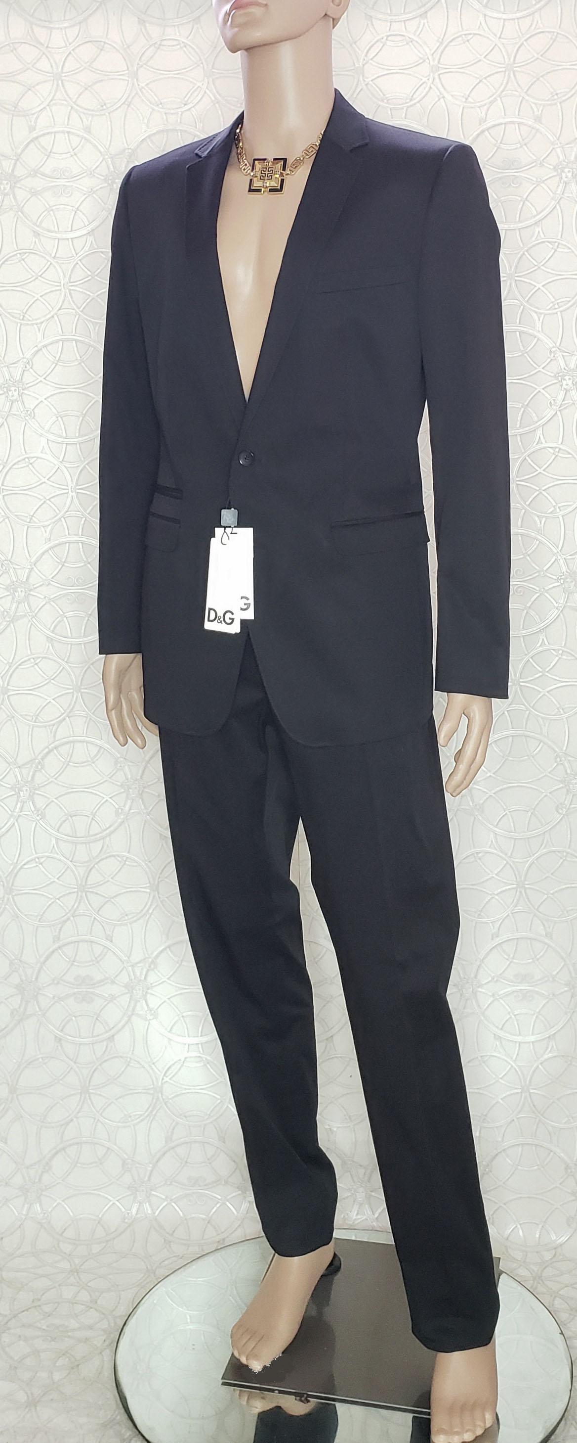 D&G 
Dolce and Gabbana

Black pant suit  
3 artificial pockets on the front 
2 buttons closure
IT Size 50 -  US 40 (L)



Measurements:
Jacket:
shoulder to shoulder 19