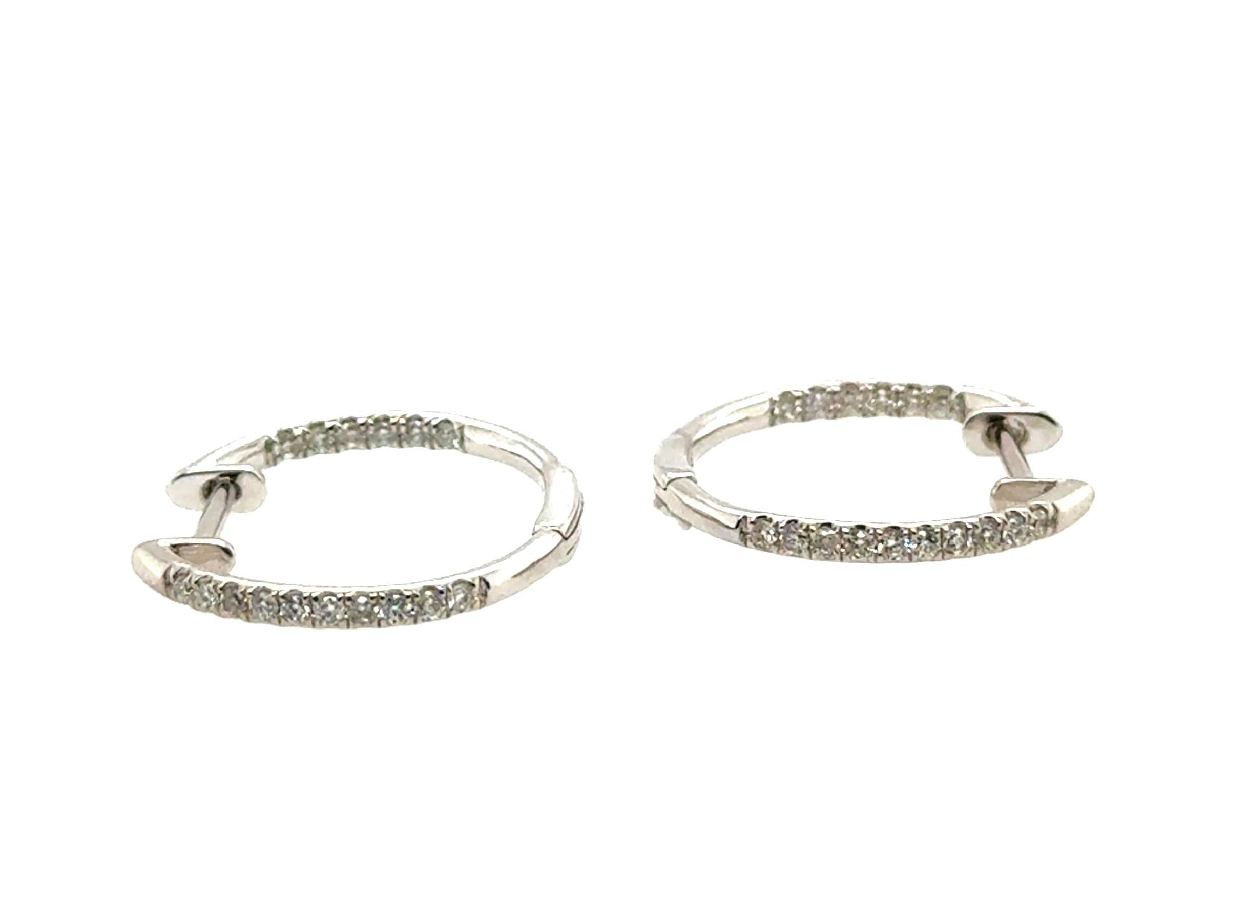 Brand New Diamond Hoop Earrings .27cttw 14K White Gold


Avec 32 diamants ronds brillants naturels F-G/VS-SI authentiques

Diamants 100% naturels

.27 Carat Poids du diamant

Or blanc 14K

Simple mais Elegant 

Cadeau idéal

Tout