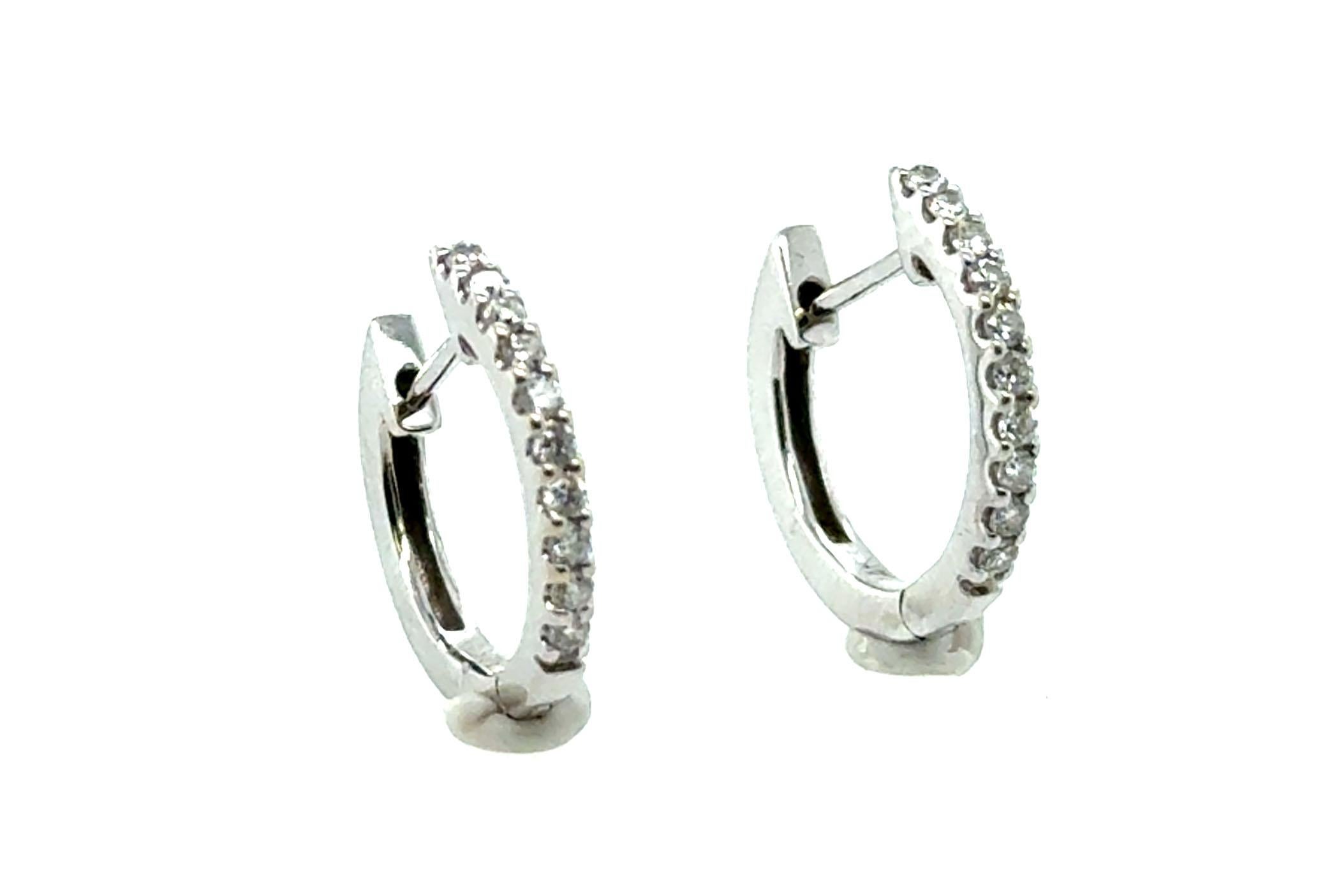 Brandneue Diamant Huggie Hoop Ohrringe .15cttw 14K Weißgold


Mit 20 echten, natürlichen, runden D-E/VS-Brillanten

100% natürliche Diamanten

.15 Karat Diamantgewicht

14K Weißgold

Einfach und doch elegant 

Perfektes
