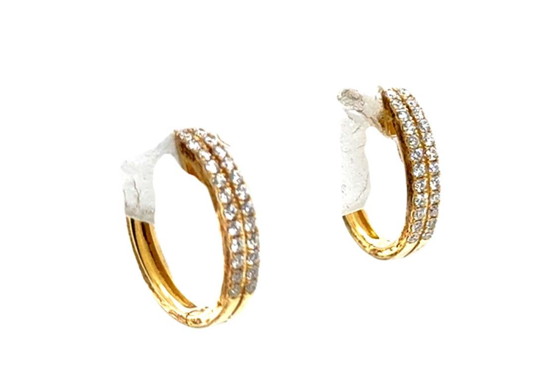 Taglio rotondo Nuovi orecchini Huggie Hoop con diamante estratto RBC .50ct in oro giallo 14 carati in vendita