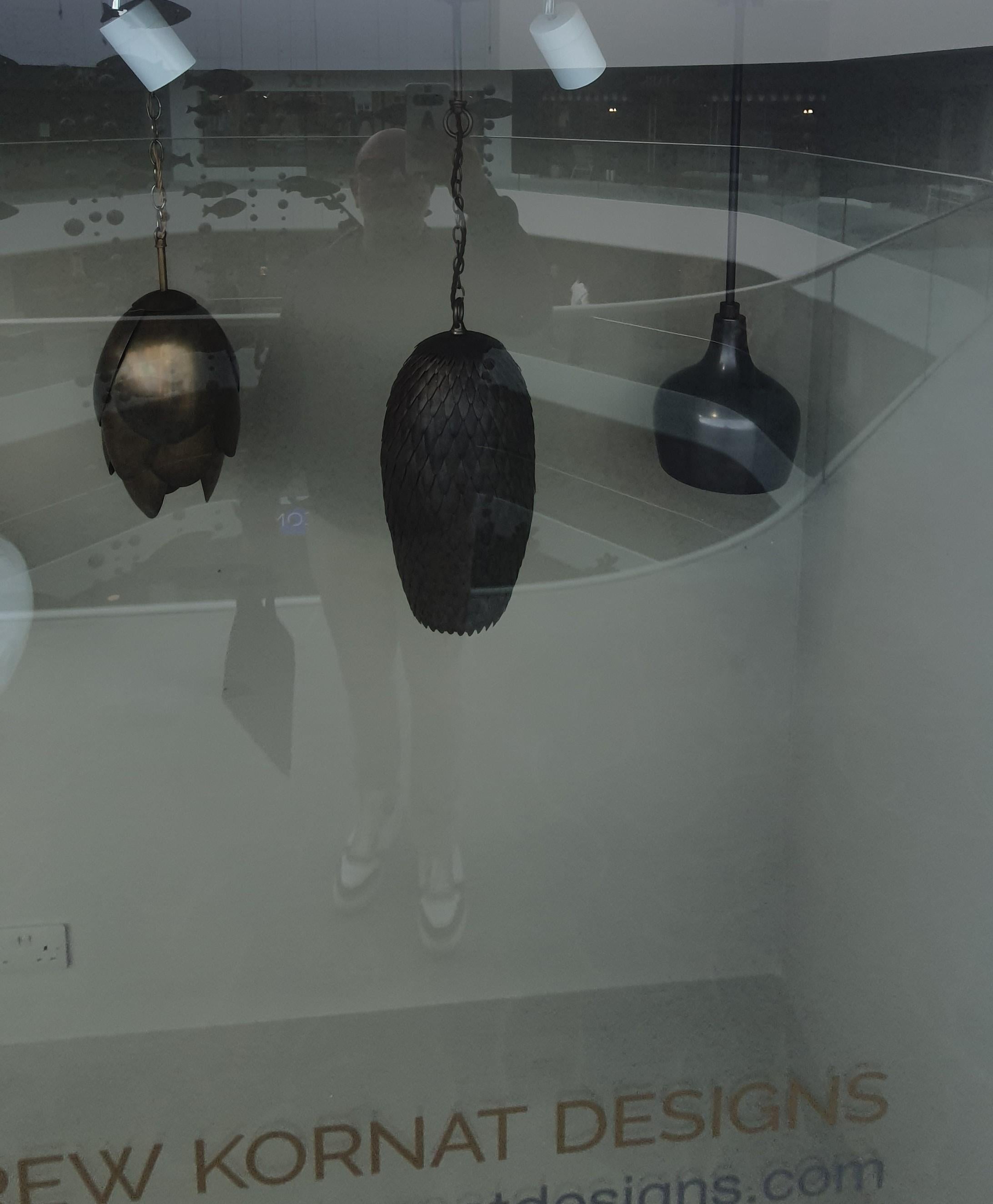 Pendentif Dragon flambant neuf fabriqué à la main en laiton avec finition bronze et intérieur or. en vente 2