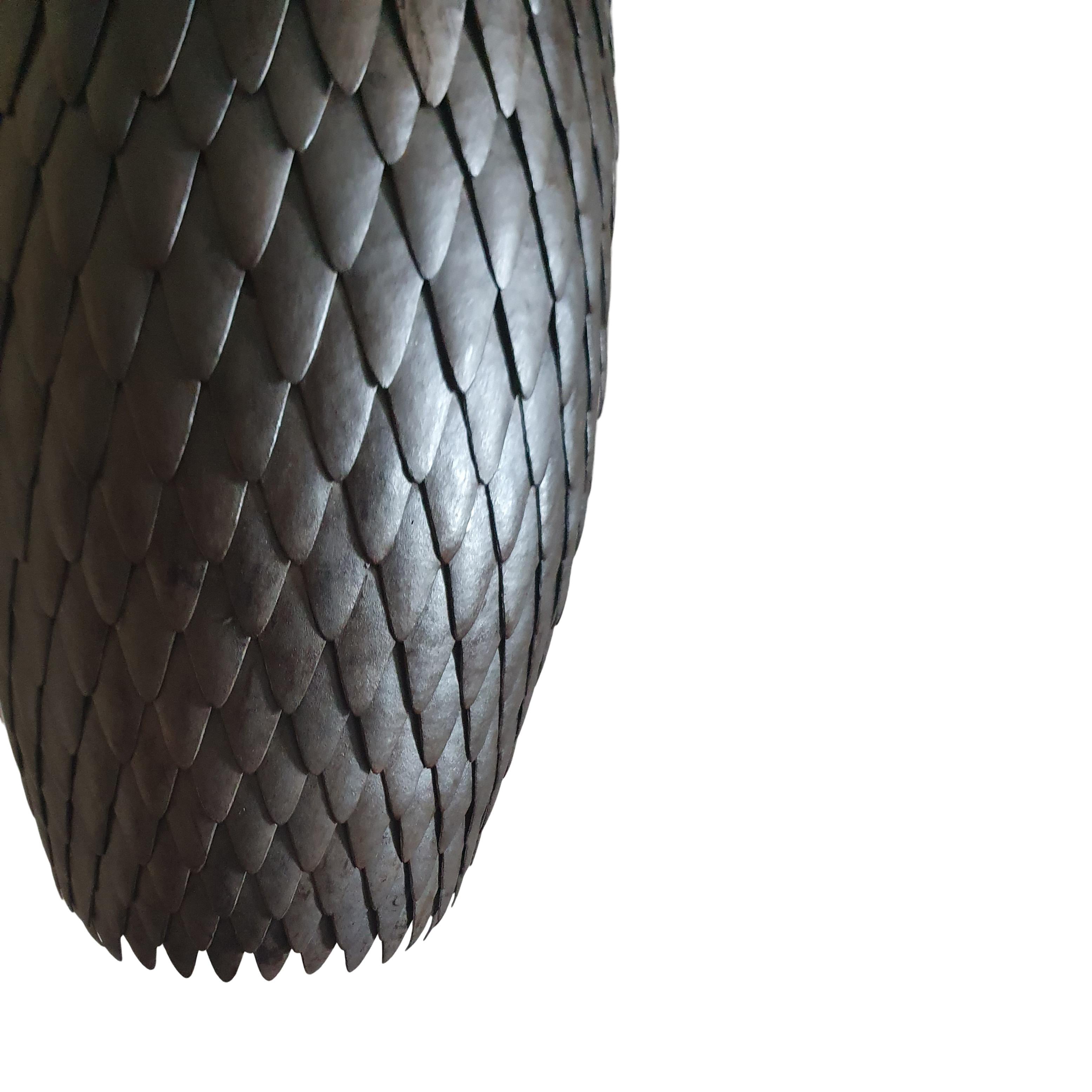 Effet bronze Pendentif Dragon flambant neuf fabriqué à la main en laiton avec finition bronze et intérieur or. en vente