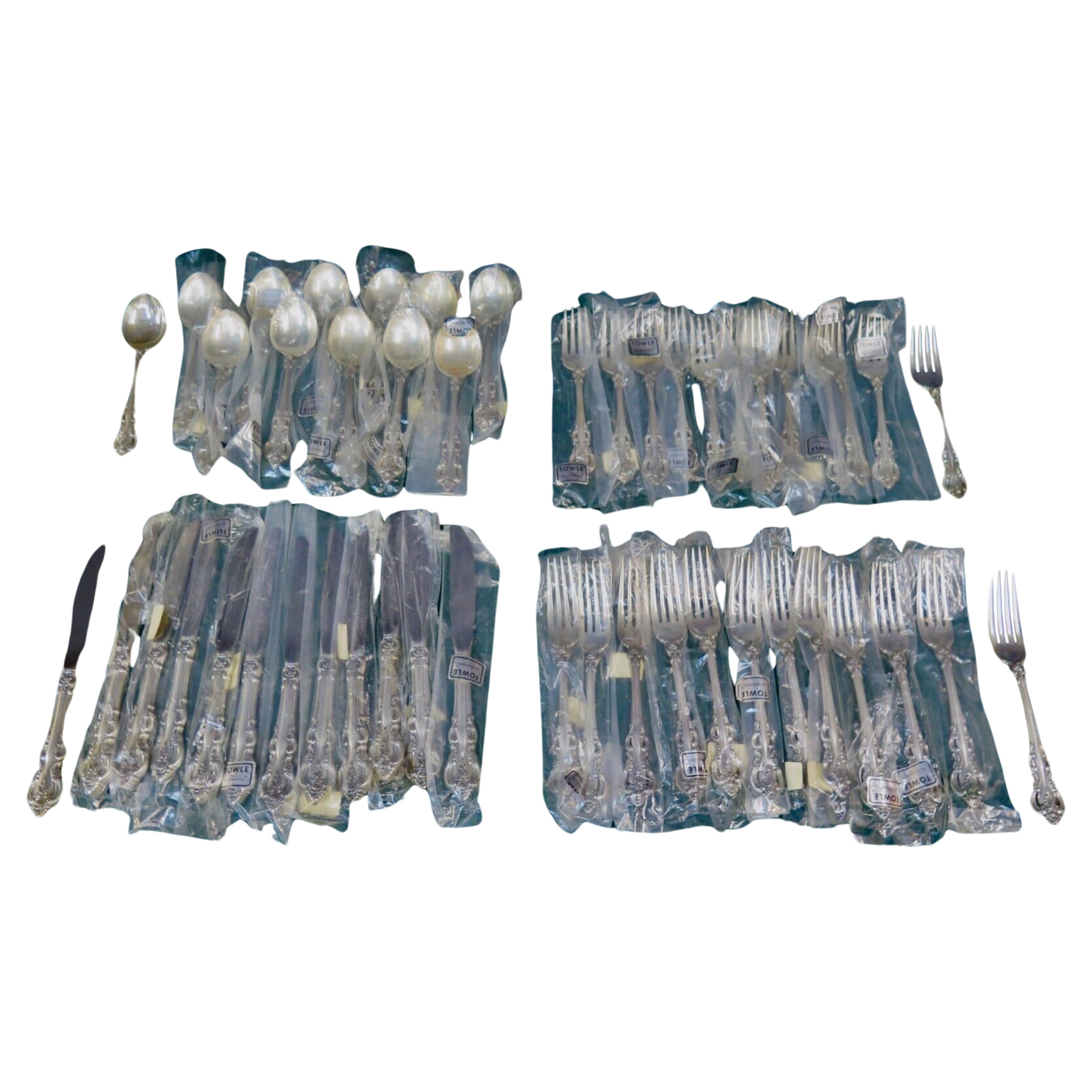 Questo servizio di posate in argento sterling vintage per dodici persone risale al 1964 circa ed è stato progettato da Towle. Questo set è composto da dodici incastonature in argento sterling da sei pezzi con il motivo 