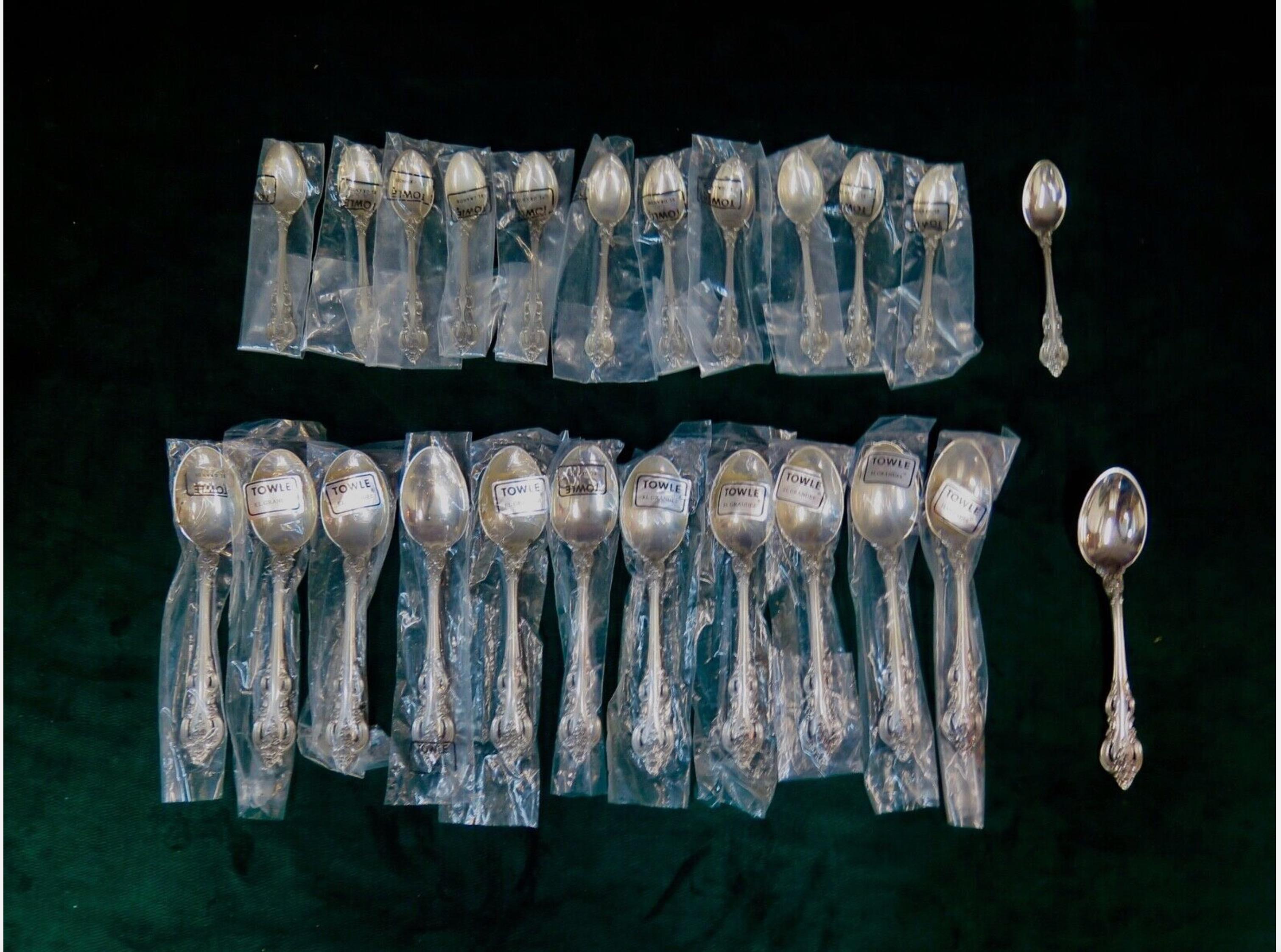 Barocco Nuovo di zecca El Grandee, servizio di posate in argento per dodici persone, di Towle in vendita