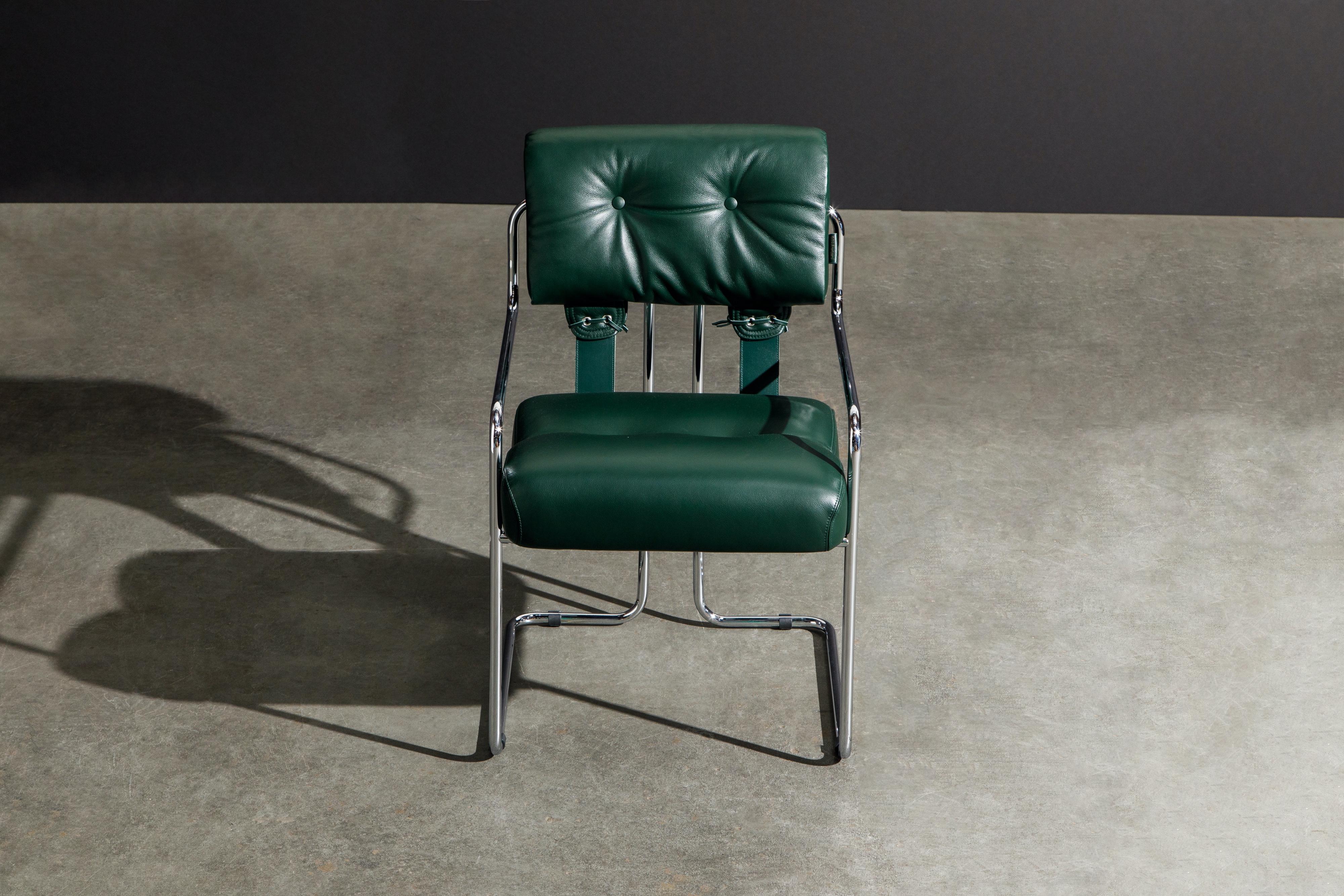 Ensemble de six fauteuils Tucroma en cuir vert émeraude avec châssis en chrome poli. Les sièges et les dossiers sont recouverts de cuir vert souple et sont fixés à de gracieuses armatures tubulaires en acier poli. Ils sont également reliés par de