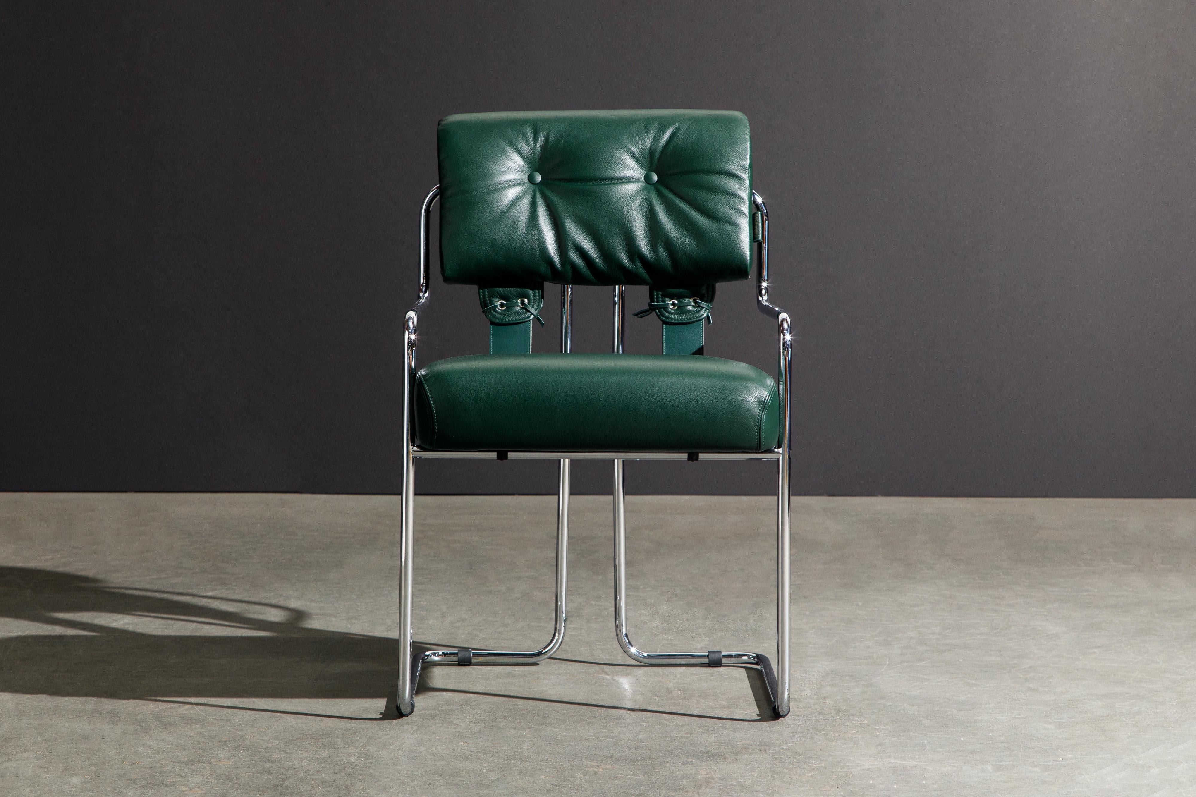Ensemble de quatre fauteuils Tucroma en cuir vert émeraude avec châssis en chrome poli. Les sièges et les dossiers sont recouverts de cuir vert souple et sont fixés à de gracieuses armatures tubulaires en acier poli. Ils sont également reliés par de