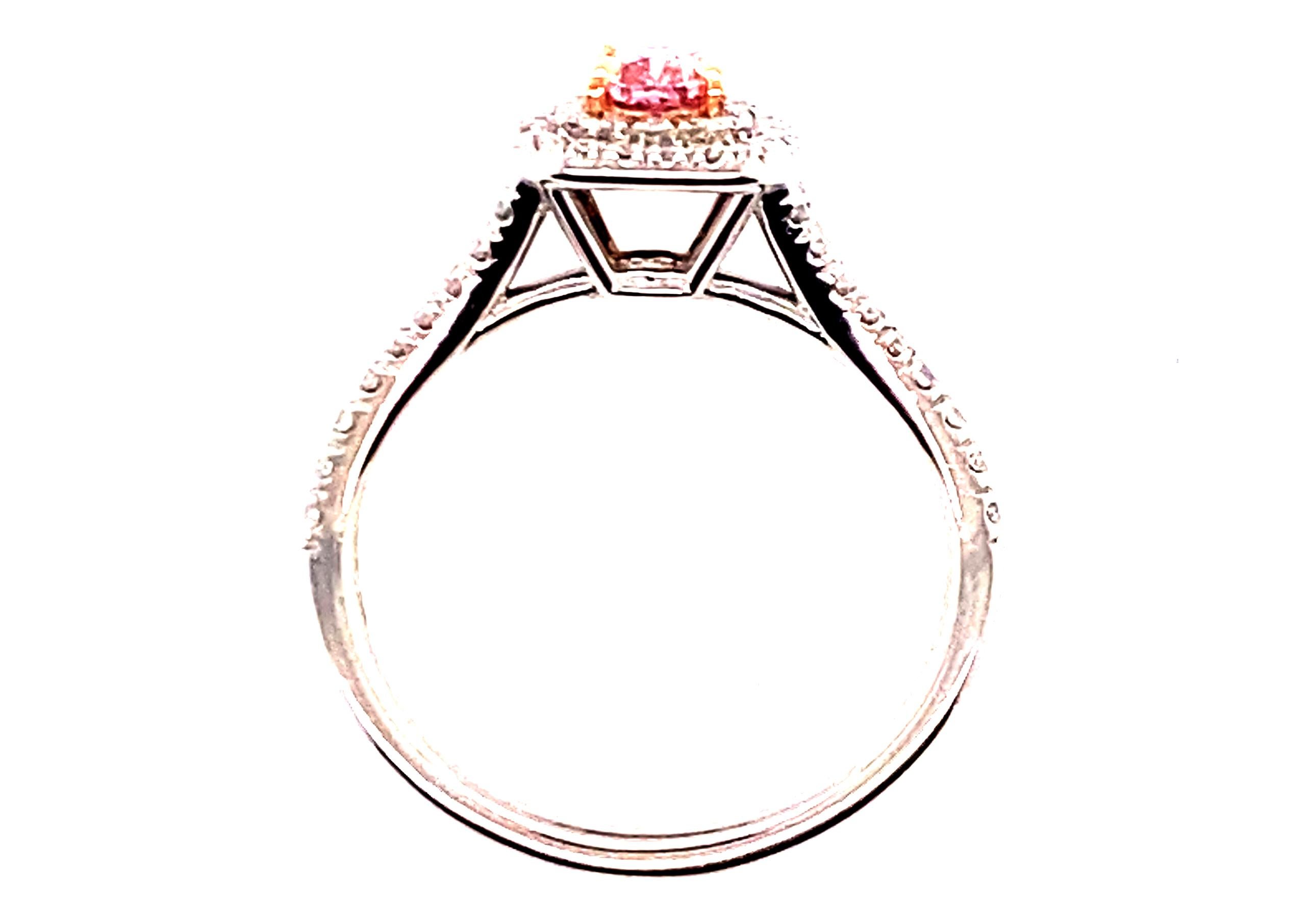 Anello di fidanzamento in platino con diamante rosa intenso Nature Fancy Purplish/Pink, certificato dalla GIA con 3/4ct.



Caratterizzato da un diamante centrale con taglio a cuscino di colore rosa intenso e fantasia, certificato GIA al 100%, da