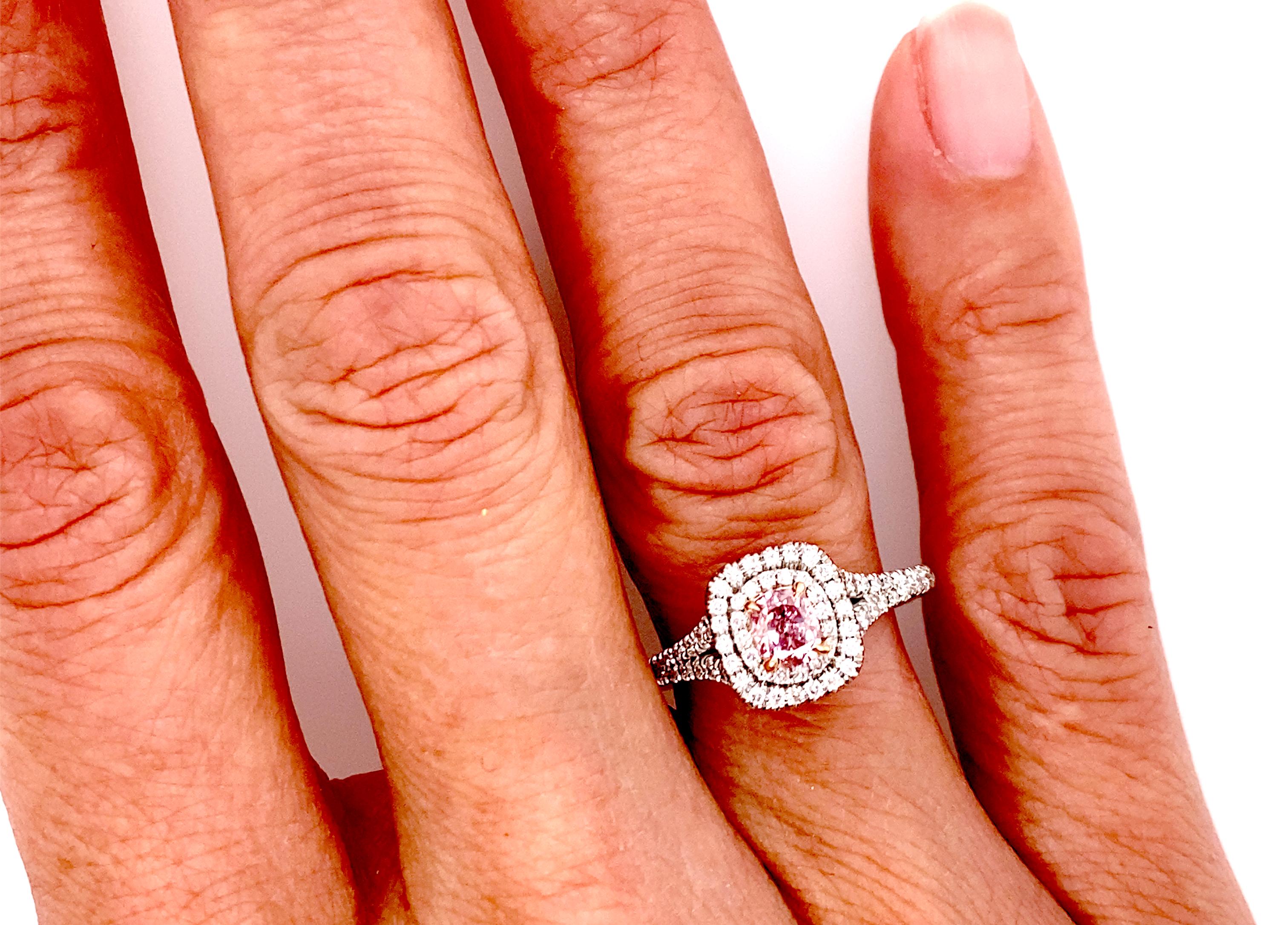 Anello di fidanzamento con diamante rosa GIA Mined Fancy Intense Purplish Pink Halo Platinum in vendita 2